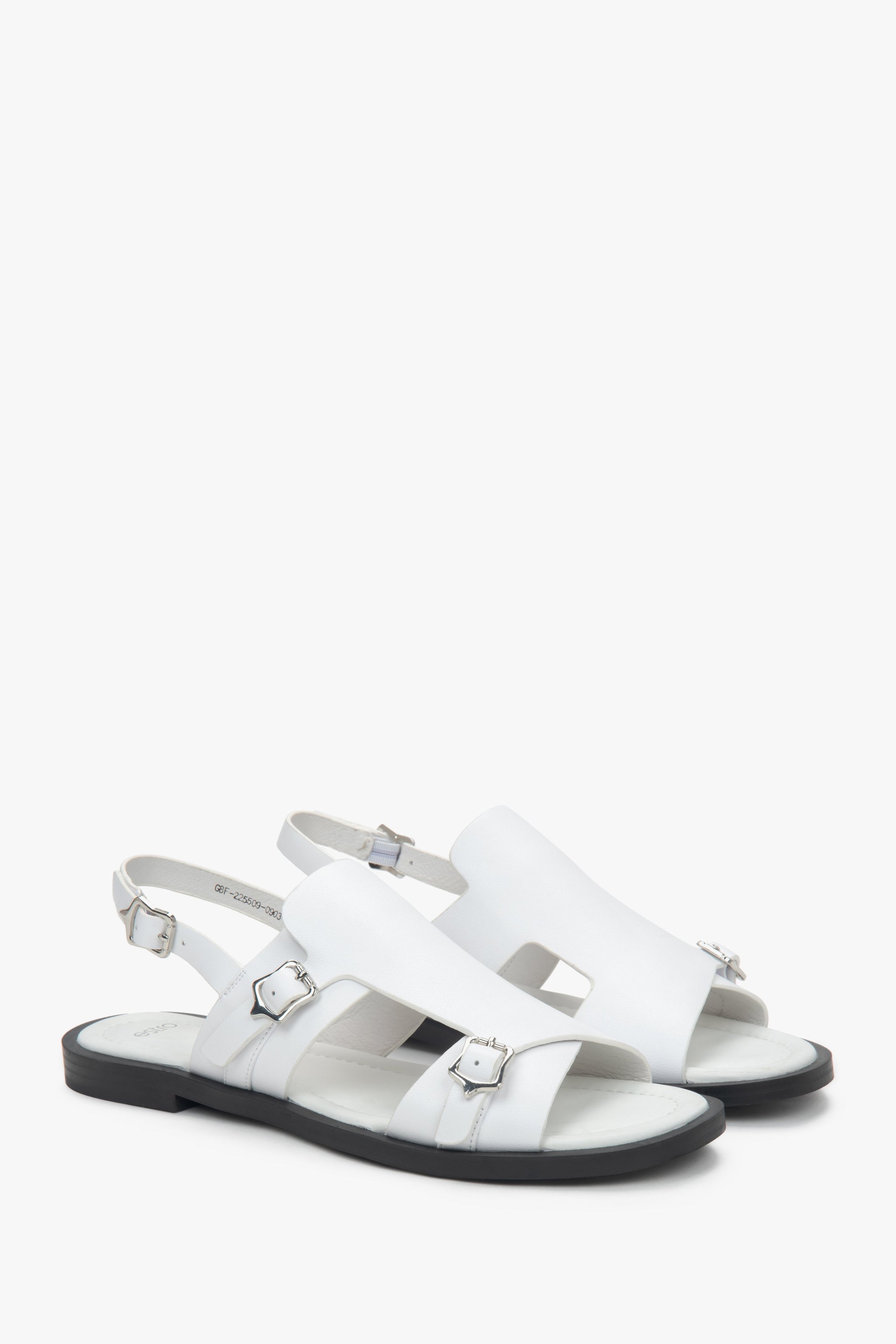 Schräge Ansicht der weißen Damen-Sandalen mit breiten Riemen aus weichem Echtleder.