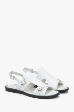Schräge Ansicht der weißen Damen-Sandalen mit breiten Riemen aus weichem Echtleder.