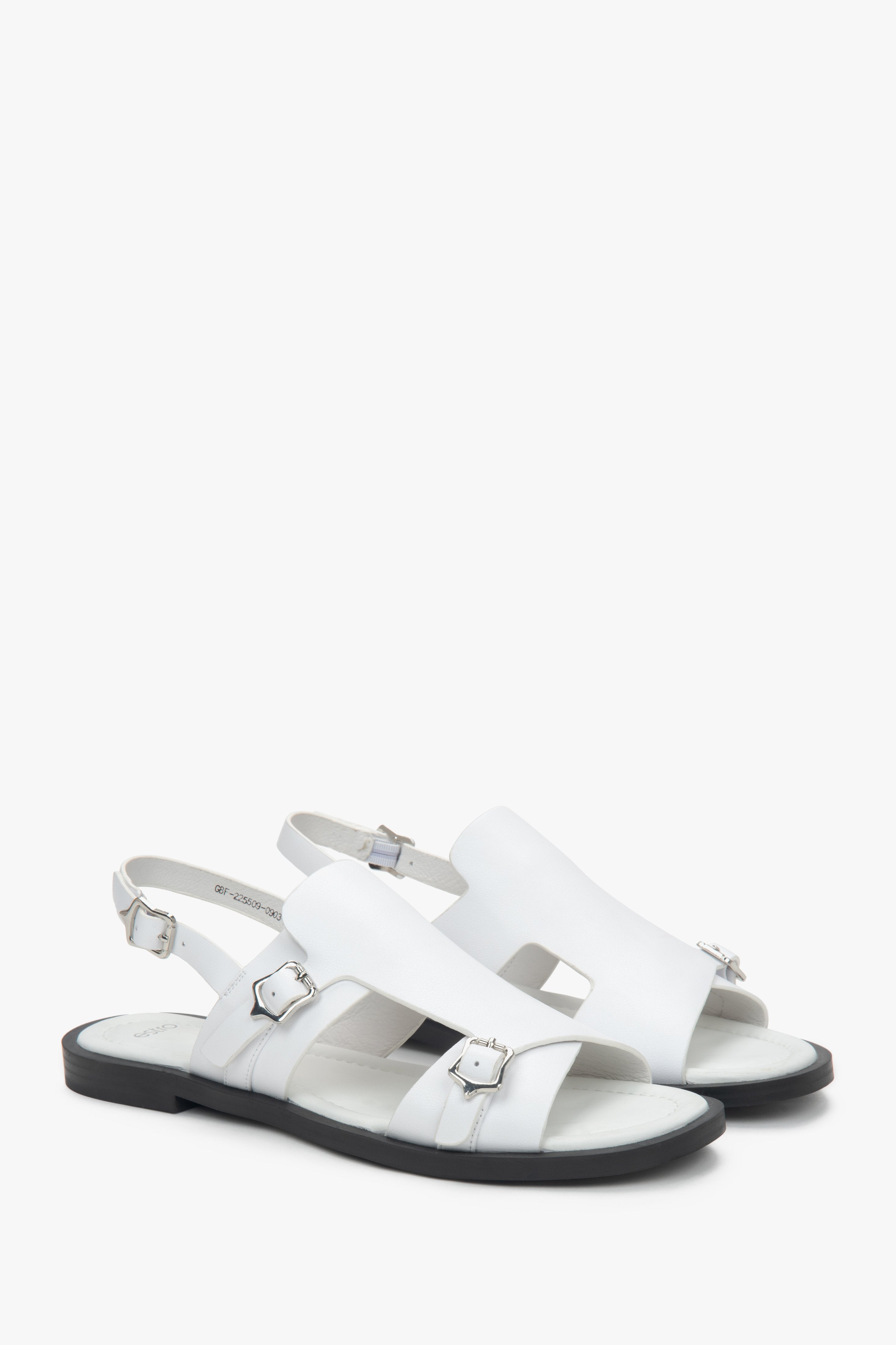 Schräge Ansicht der weißen Damen-Sandalen mit breiten Riemen aus weichem Echtleder.