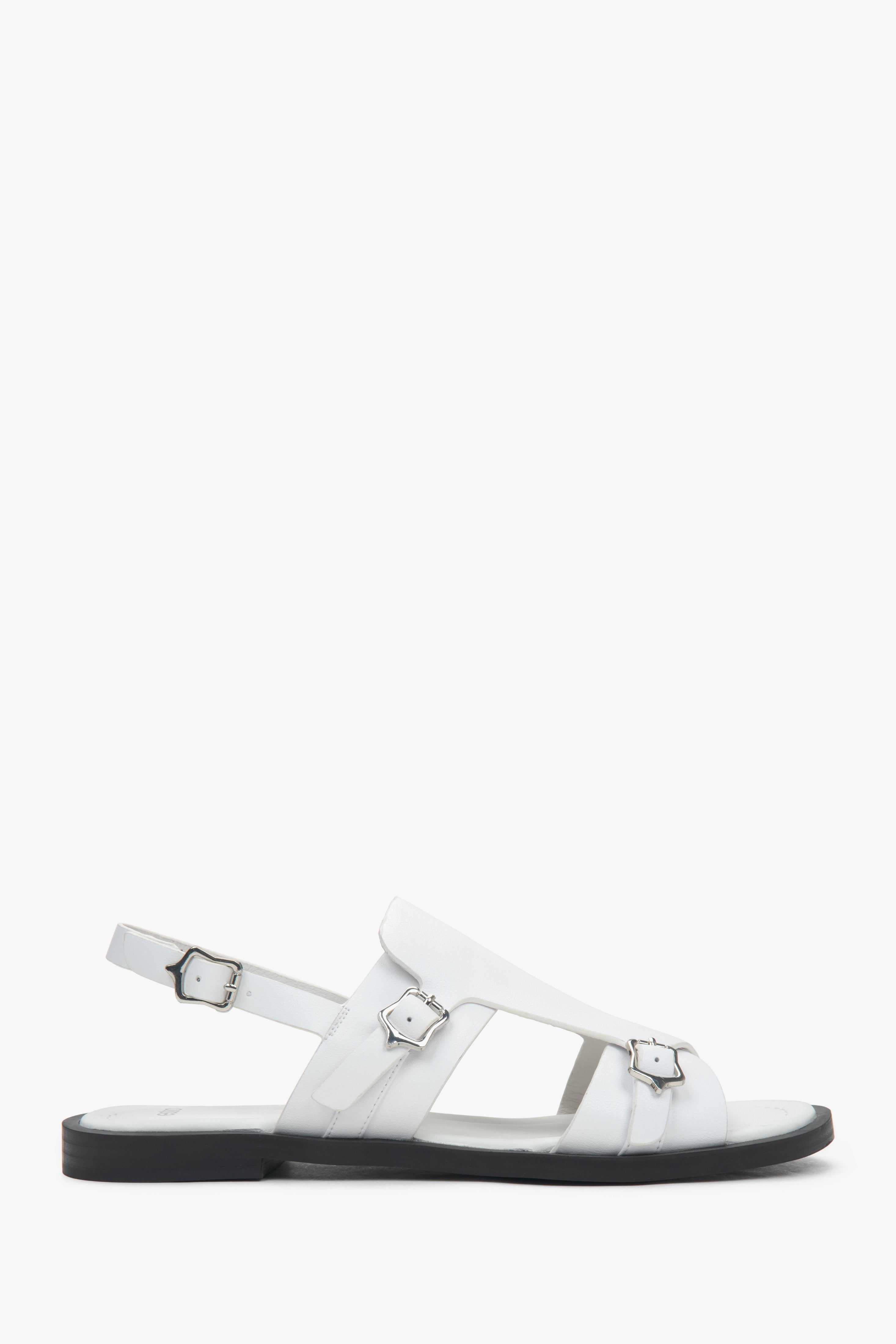 Profilansicht der weißen Leder-Sandalen mit flacher Sohle.