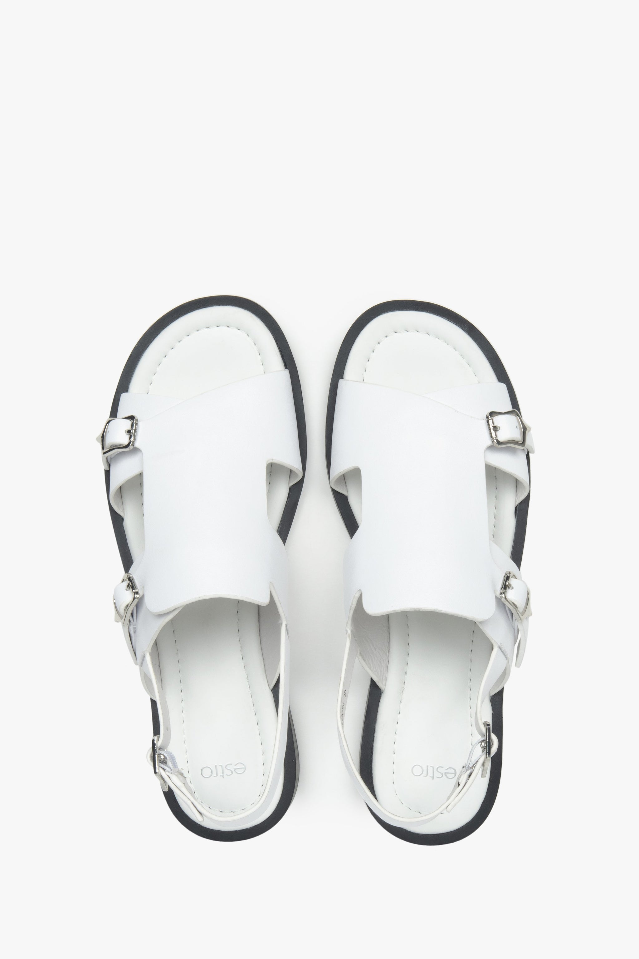 Draufsicht auf das Paar weißer Damen-Sandalen von Estro.