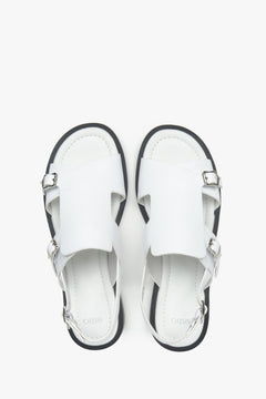 Draufsicht auf das Paar weißer Damen-Sandalen von Estro.