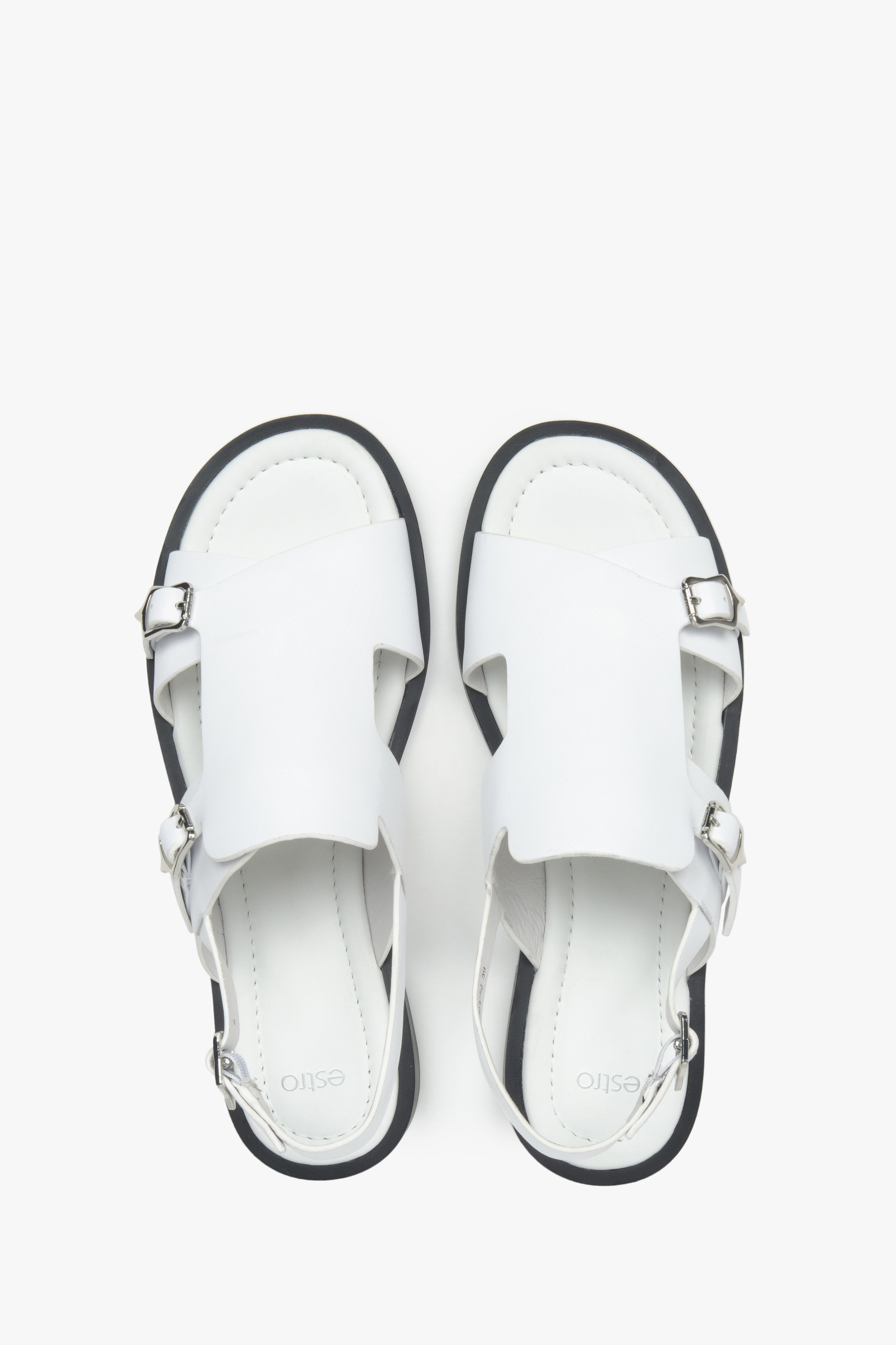 Draufsicht auf das Paar weißer Damen-Sandalen von Estro.