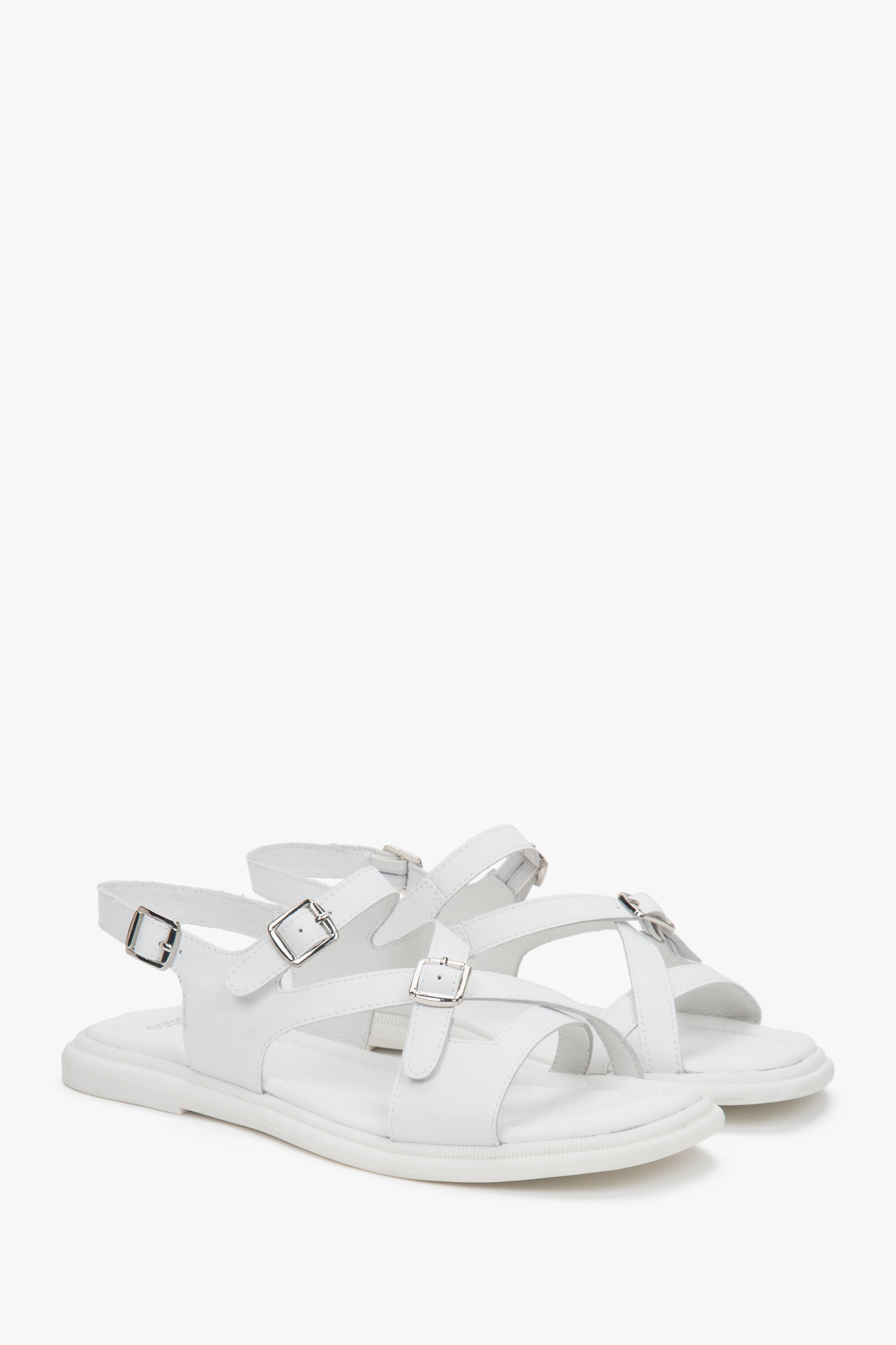 Schräge Ansicht der weißen Echtleder-Sandalen von Estro.
