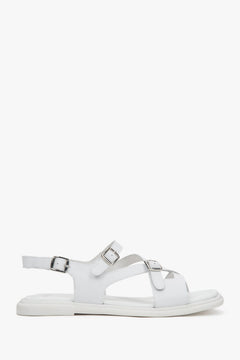 Profilansicht der flachen weißen Damen-Sandalen.