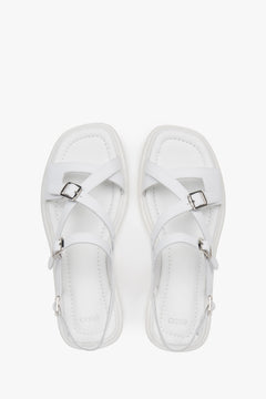 Draufsicht auf das Paar weißer Damen-Sandalen aus weichem Echtleder.