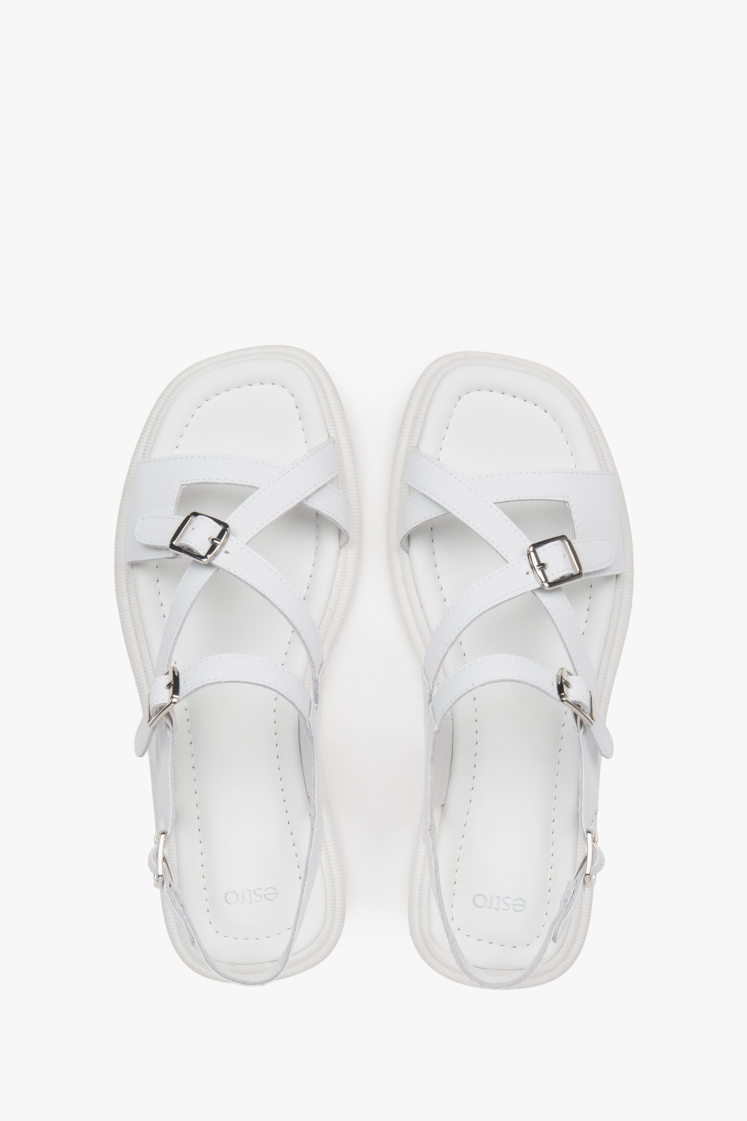 Draufsicht auf das Paar weißer Damen-Sandalen aus weichem Echtleder.