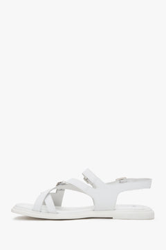 Flache Seitenansicht der weißen Sandalen mit TPR-Gummisohle.