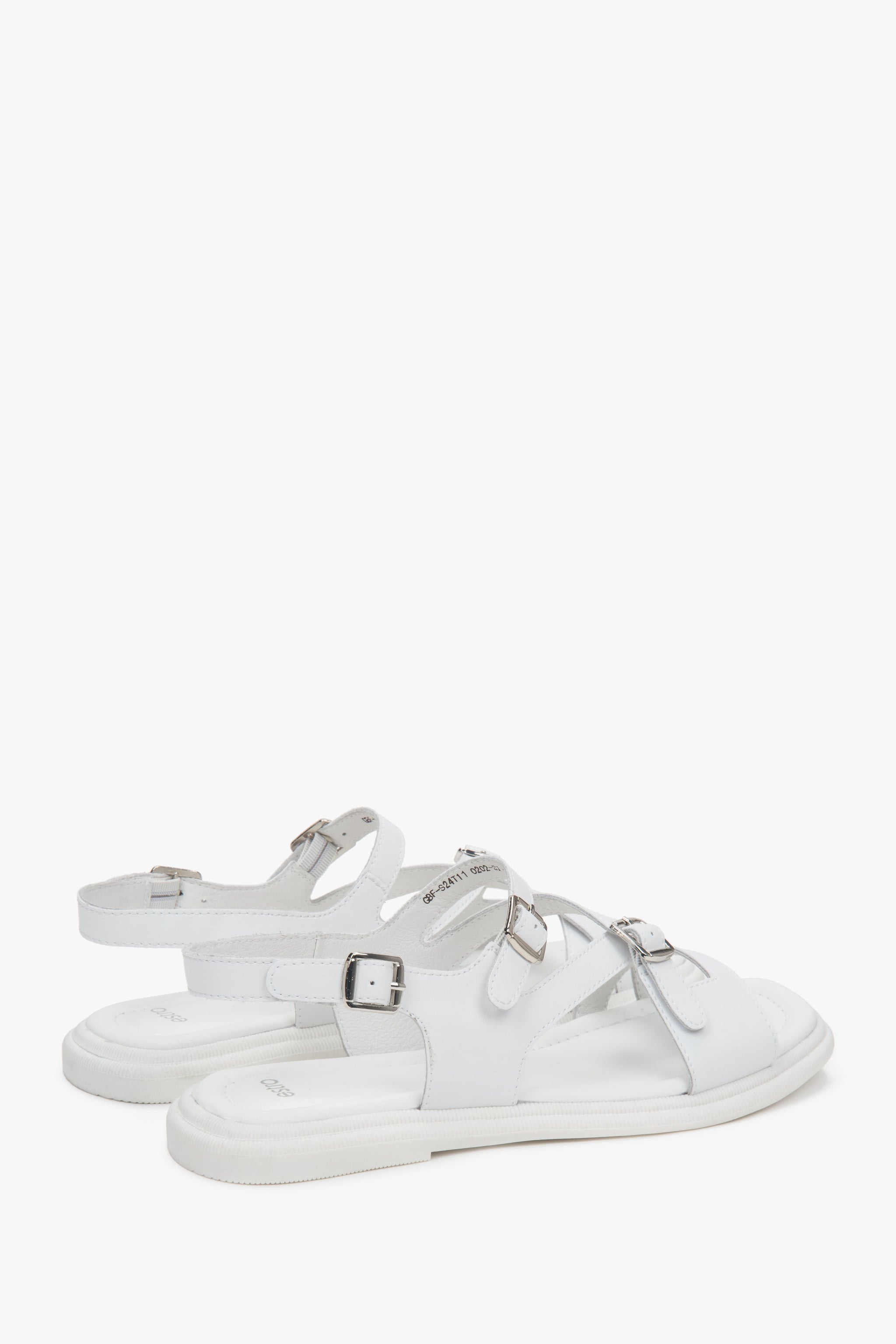 Rückansicht der weißen Leder-Sandalen mit edlen Riemen.