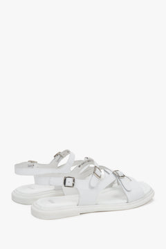 Rückansicht der weißen Leder-Sandalen mit edlen Riemen.