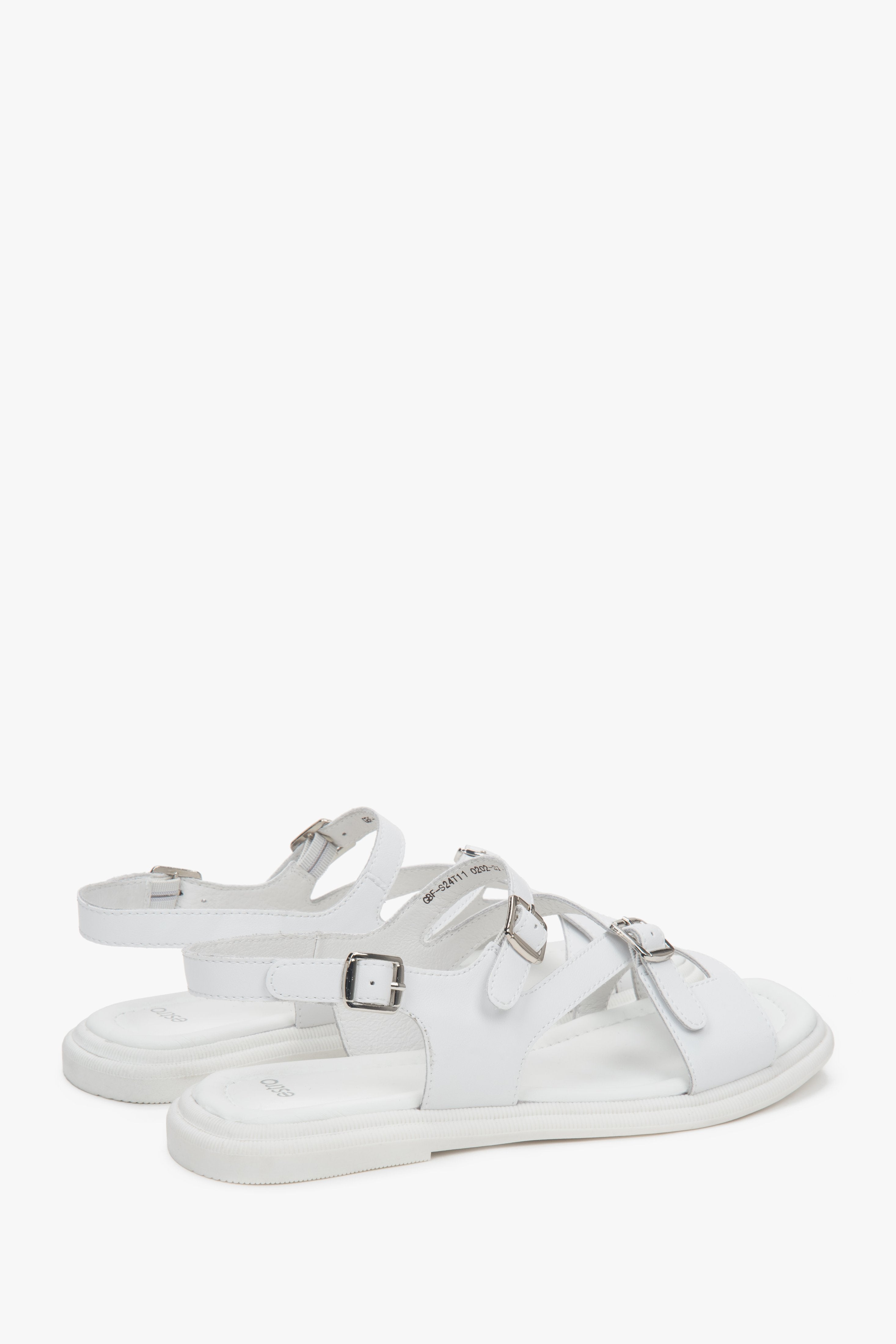 Rückansicht der weißen Leder-Sandalen mit edlen Riemen.