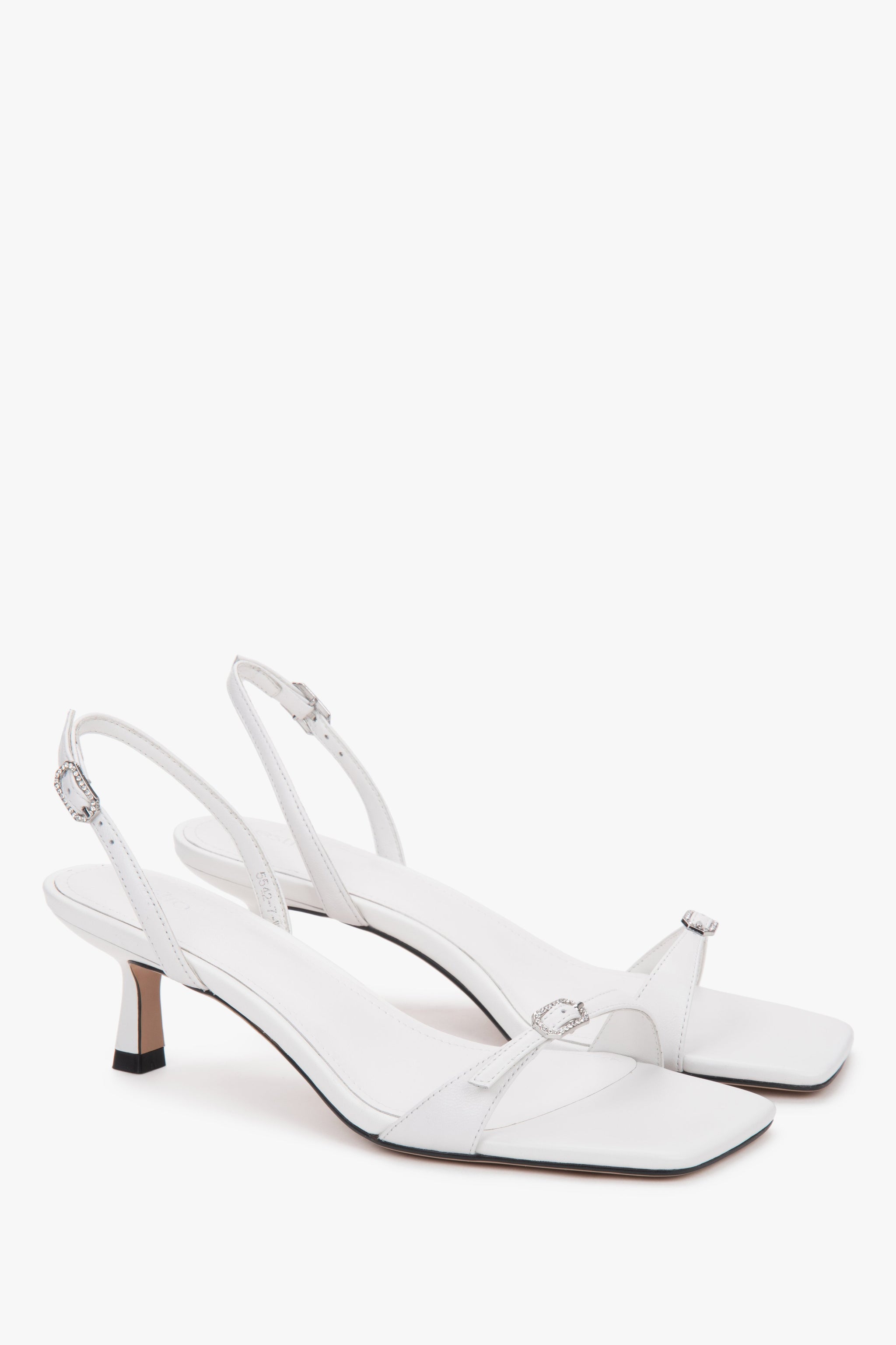 Weiße Damen-Sandalen von Estro aus echtem Leder mit funkelnden Strassschnallen.