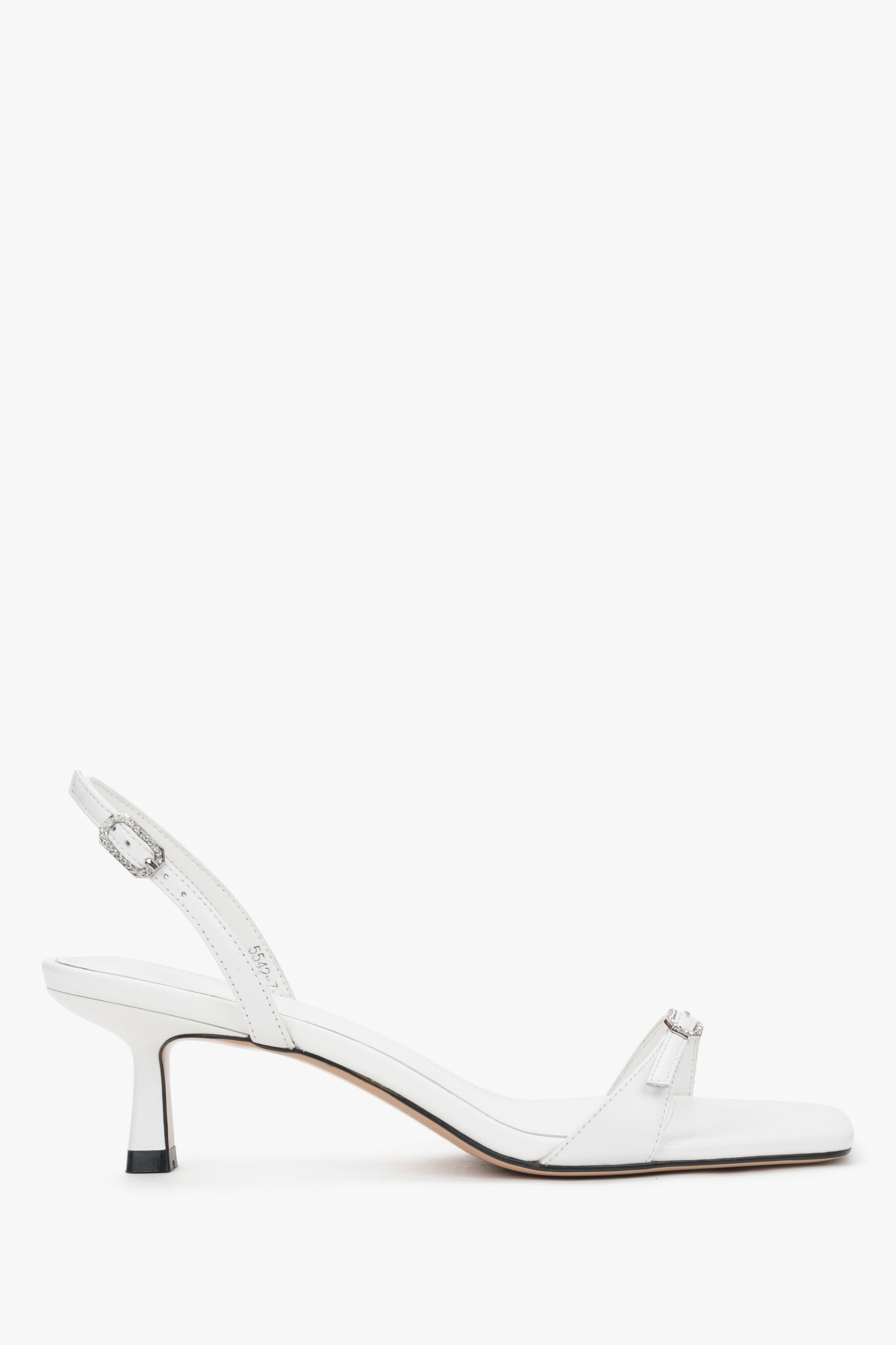 Seitenansicht der weißen Damen-Sandalen mit niedrigem Kelchabsatz und eckiger Zehenpartie.