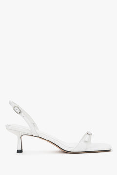 Seitenansicht der weißen Damen-Sandalen mit niedrigem Kelchabsatz und eckiger Zehenpartie.