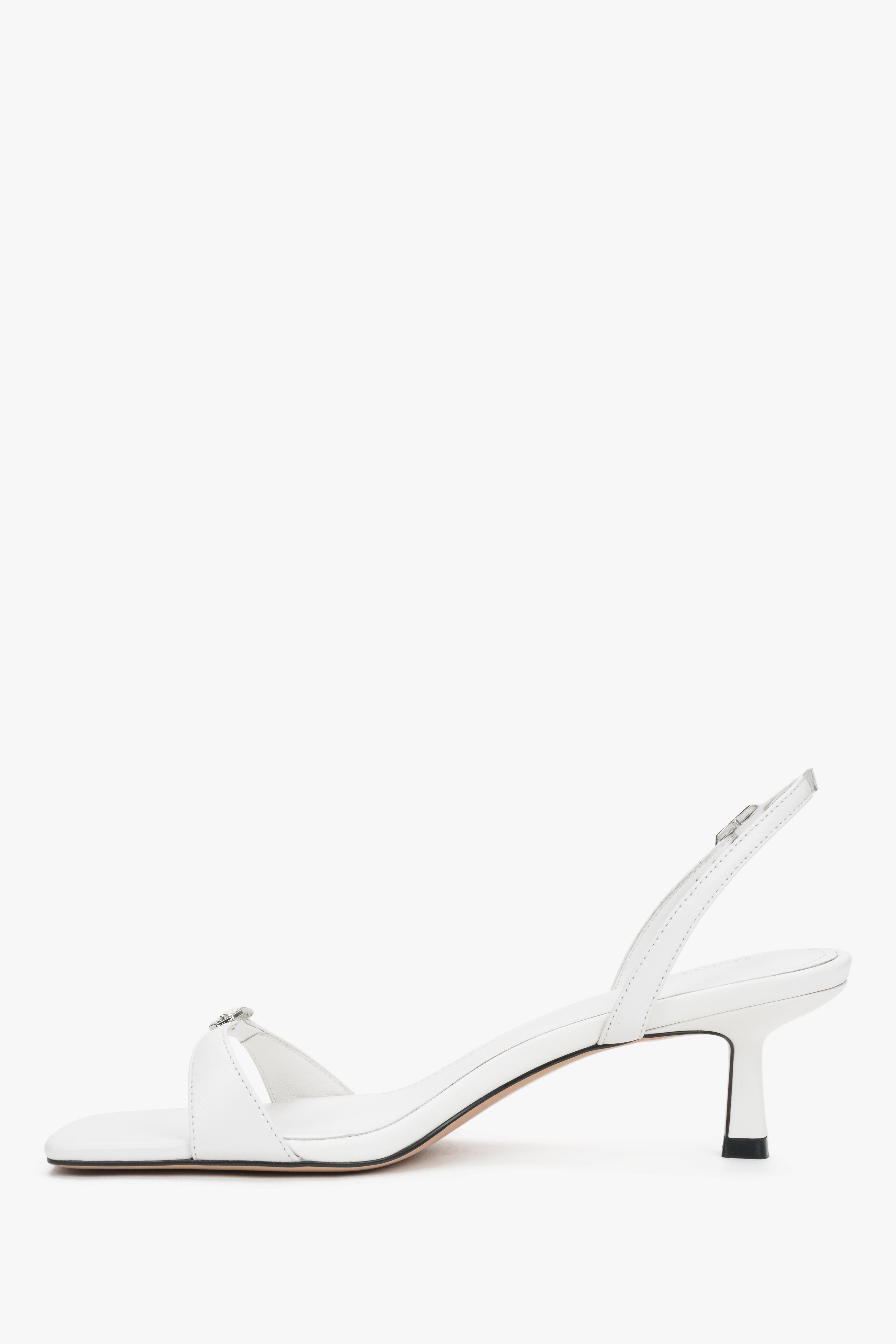 Linkes Ansicht der eleganten weißen Ledersandalen mit verstellbarer Schnalle.
