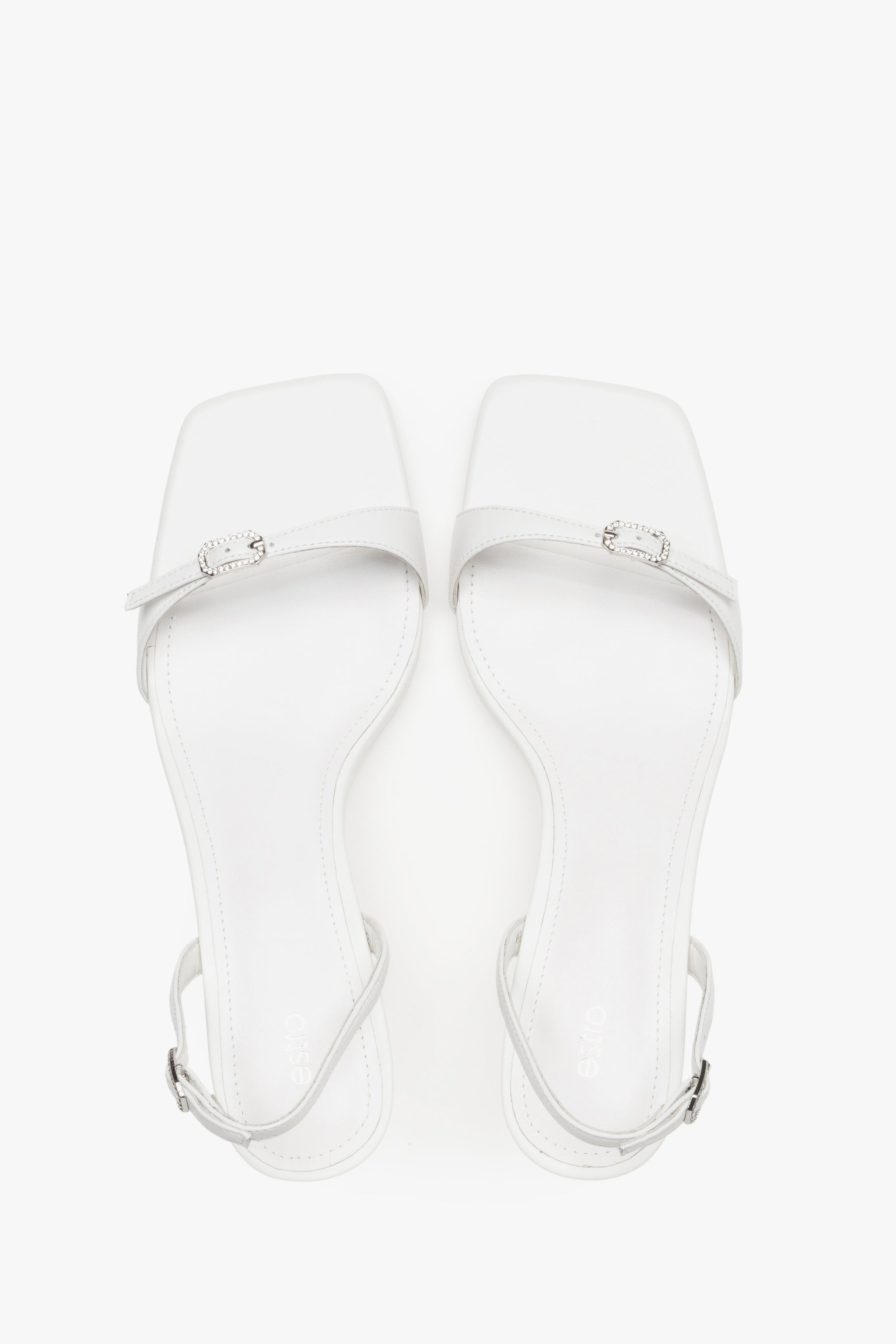 Draufsicht auf weiße Damen-Sandalen aus Echtleder mit schmalen Riemchen.