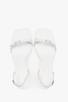 Draufsicht auf weiße Damen-Sandalen aus Echtleder mit schmalen Riemchen.