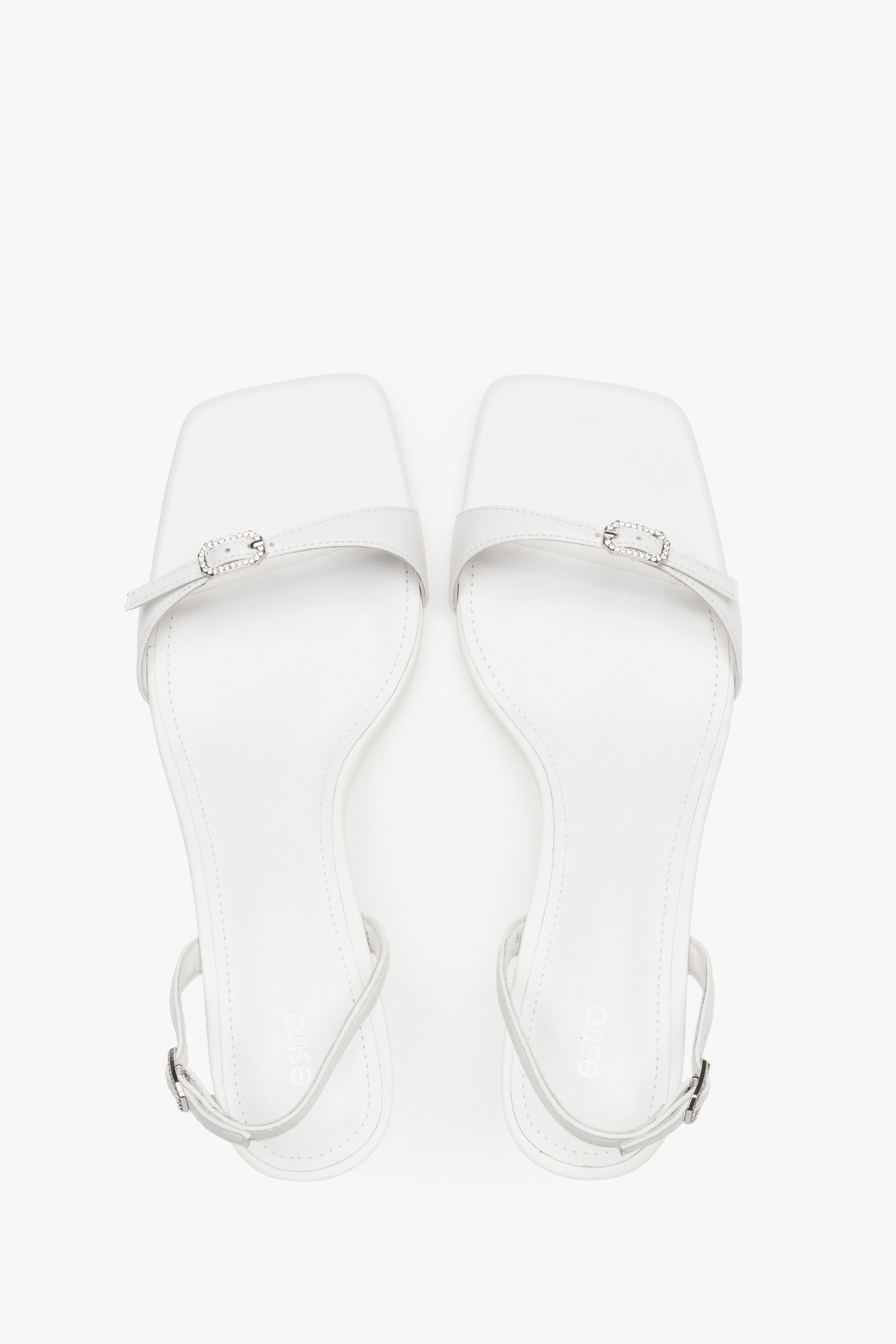 Draufsicht auf weiße Damen-Sandalen aus Echtleder mit schmalen Riemchen.