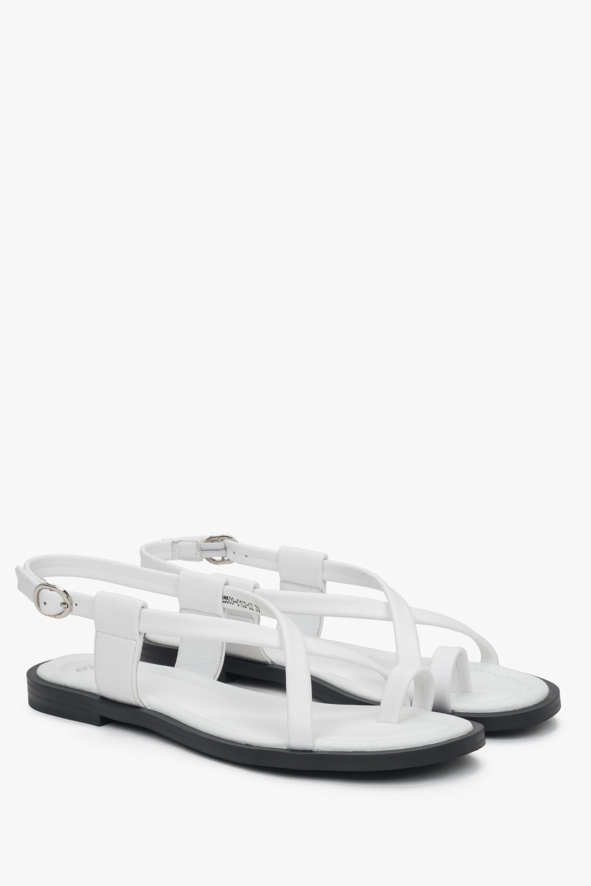 Schräge Seitenansicht der weißen Damen-Sandalen mit Zehenschlaufe und silbernen Details.
