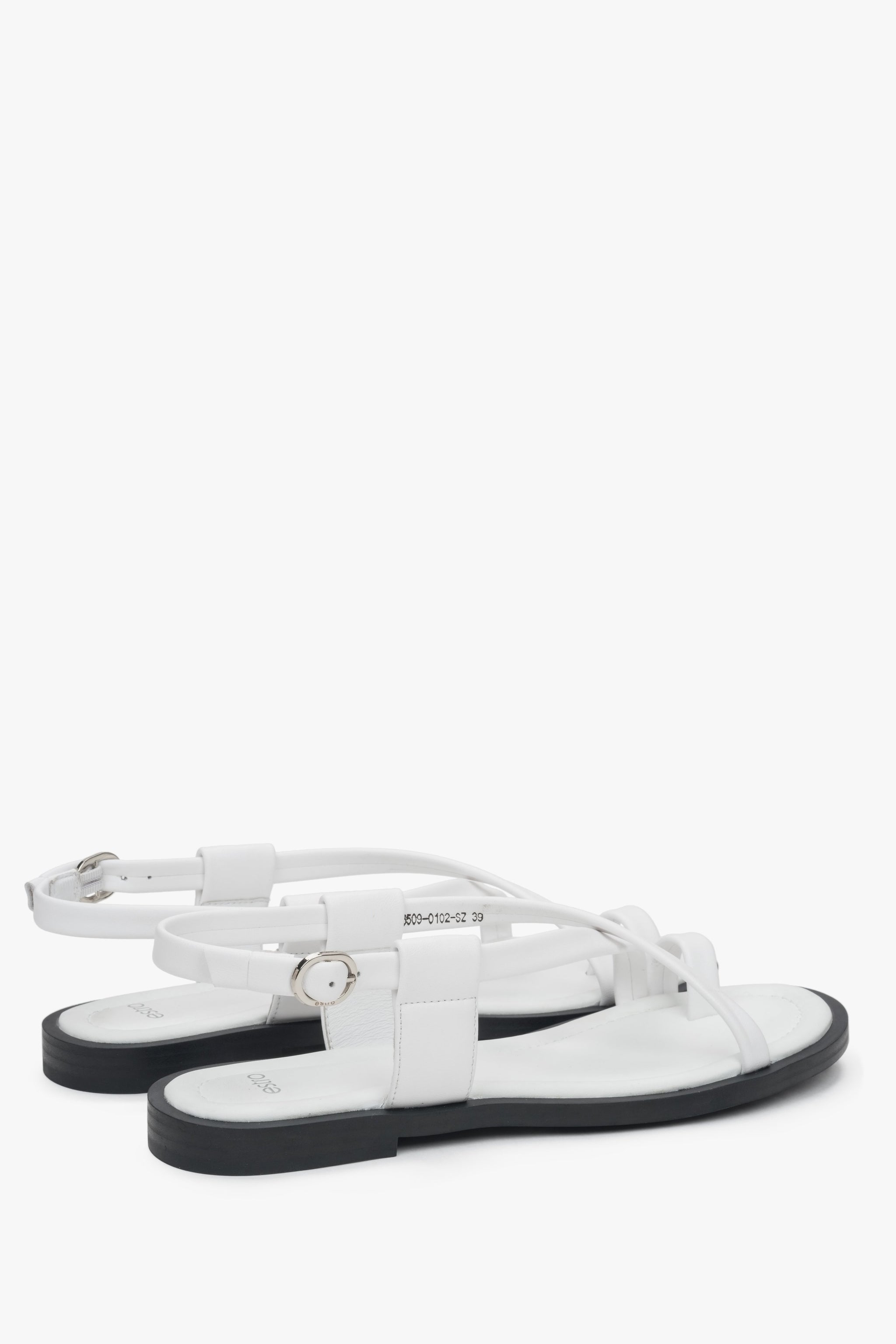 Seitenansicht der flachen weißen Leder-Sandalen mit Riemchendesign.
