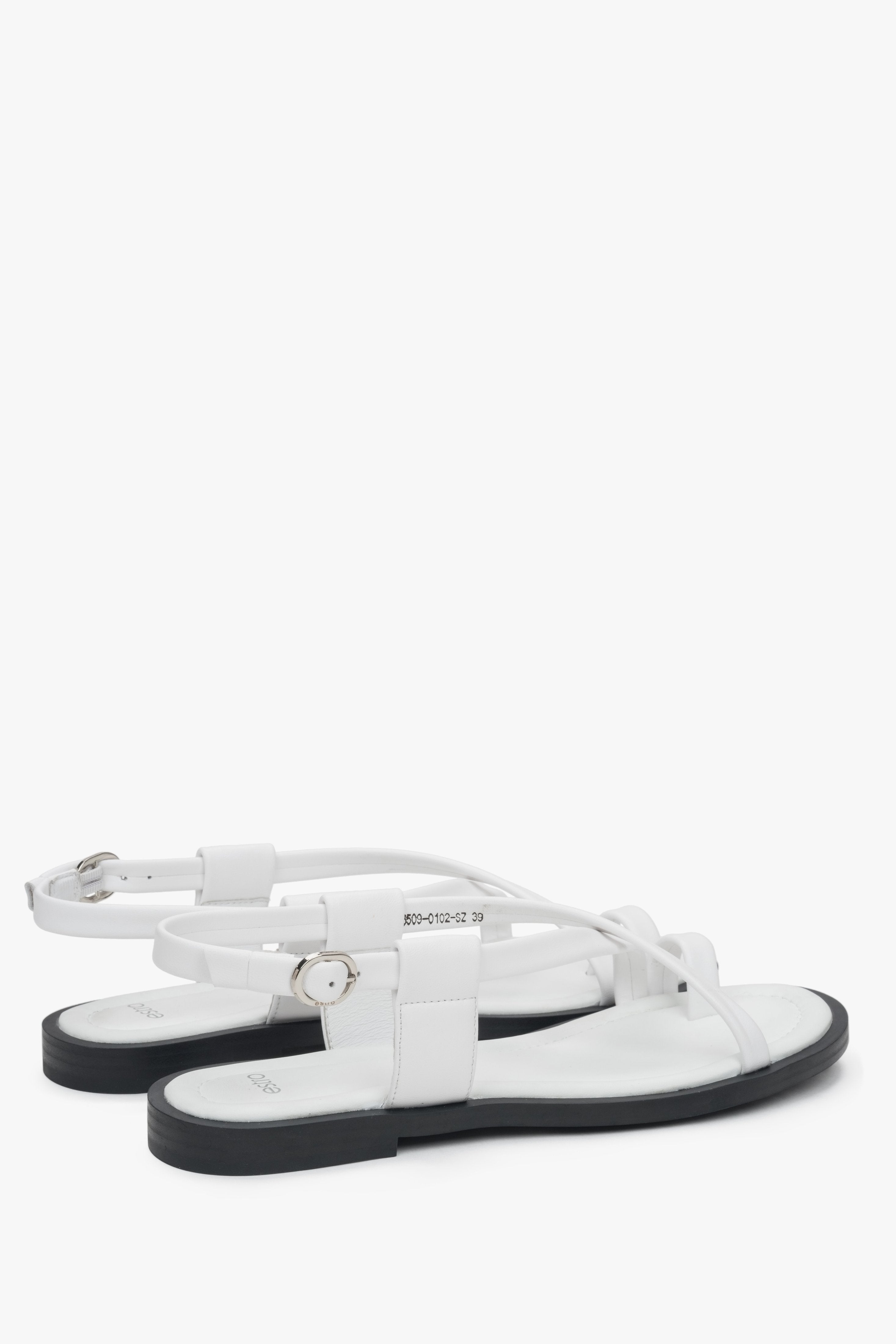 Seitenansicht der flachen weißen Leder-Sandalen mit Riemchendesign.