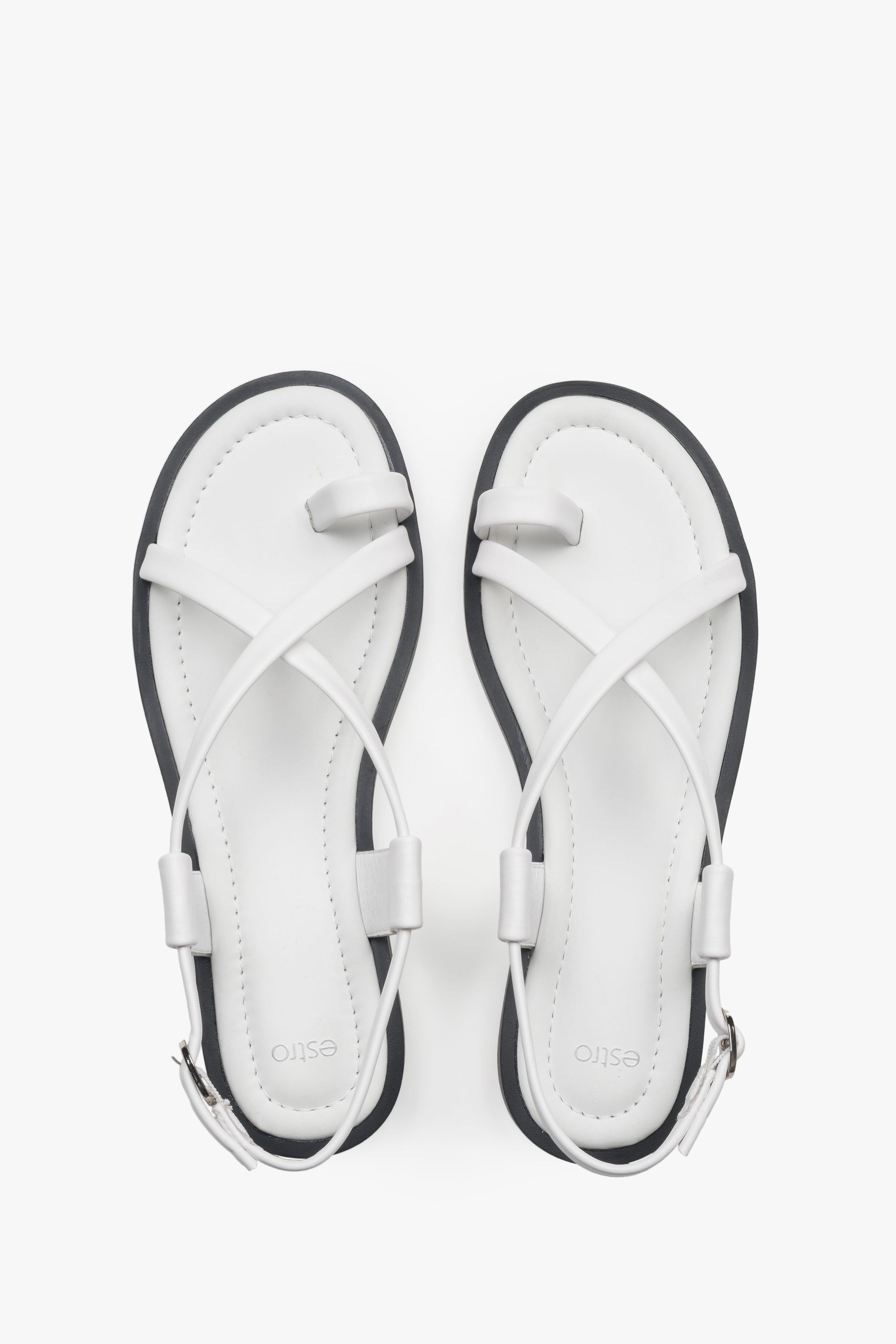 Draufsicht auf das Paar weißer Damen-Sandalen mit TPR-Sohle.