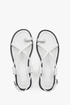 Draufsicht auf das Paar weißer Damen-Sandalen mit TPR-Sohle.