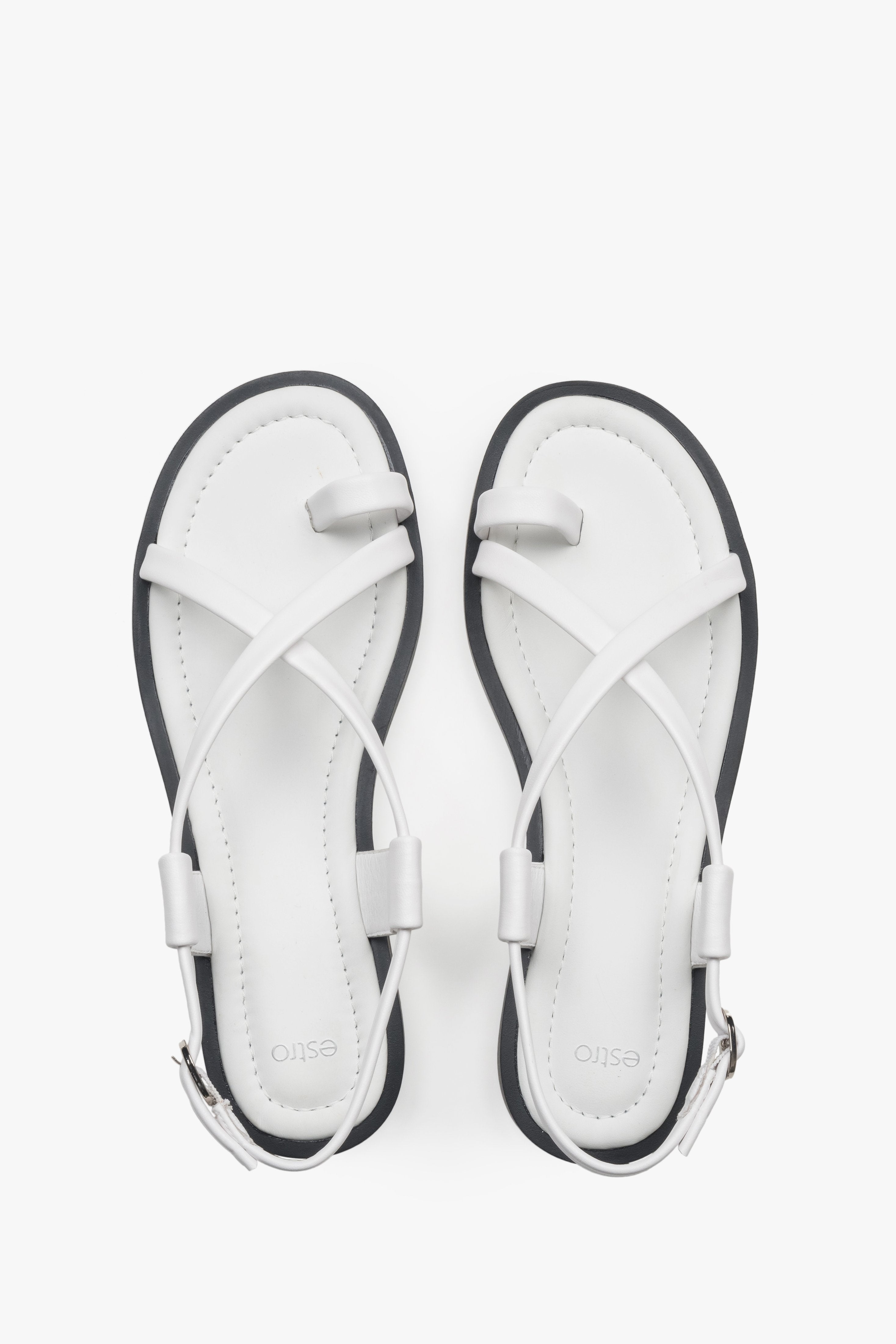 Draufsicht auf das Paar weißer Damen-Sandalen mit TPR-Sohle.