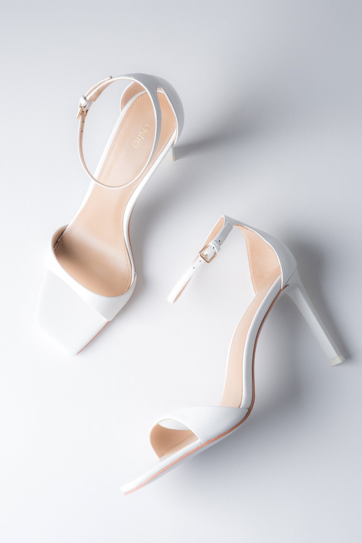 Weiße Damen-Sandalen aus Echtleder in künstlerischer Ansicht mit eckiger Schuhspitze