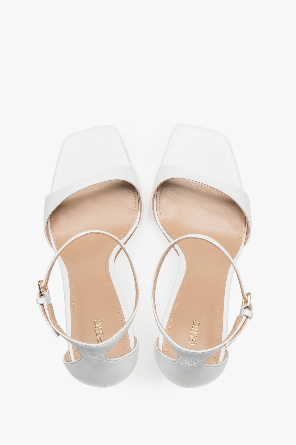 Weiße Damen-Sandalen von oben mit geschlossener Fersenkappe und Lederdecksohle