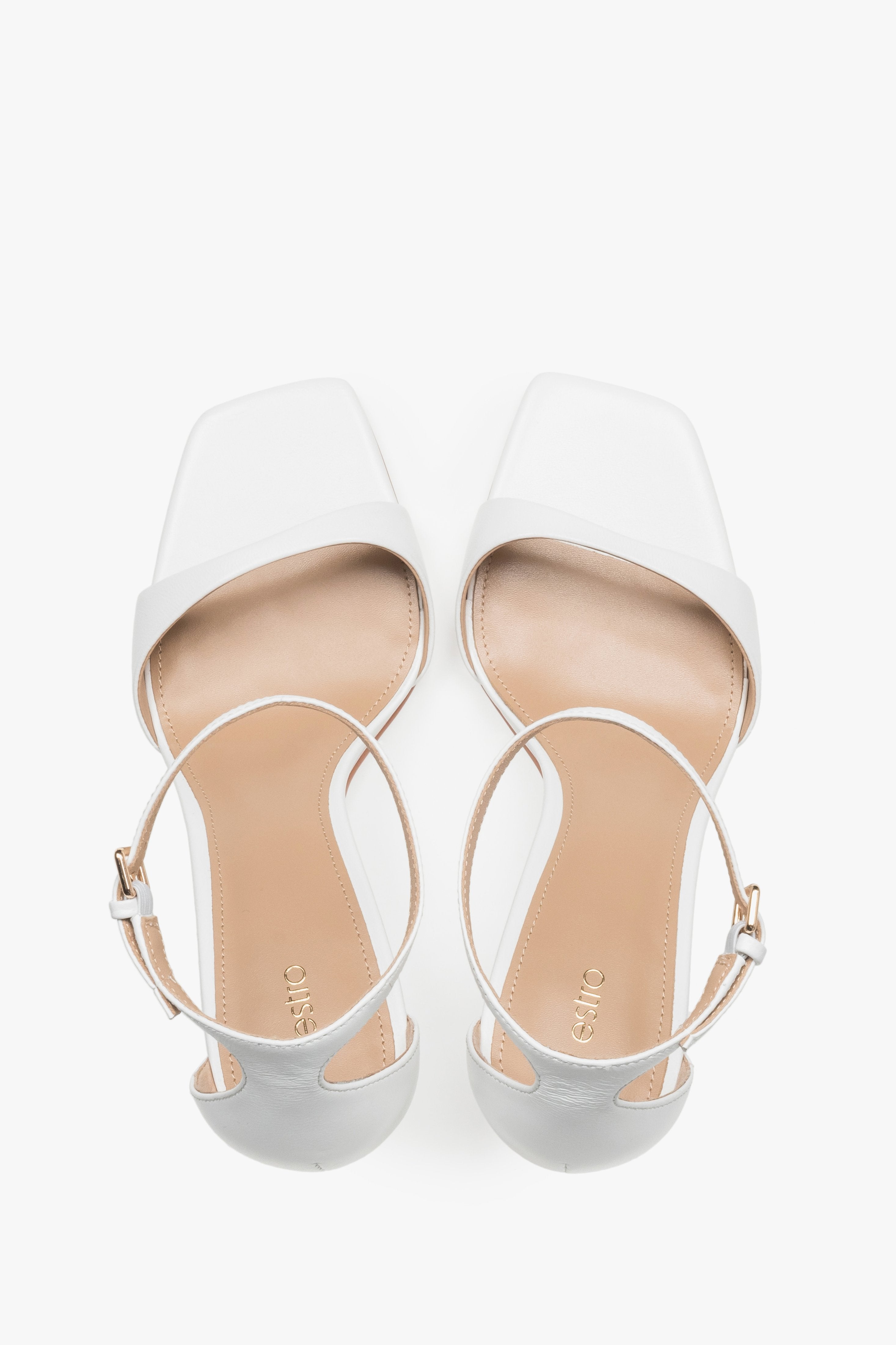 Weiße Damen-Sandalen von oben mit geschlossener Fersenkappe und Lederdecksohle
