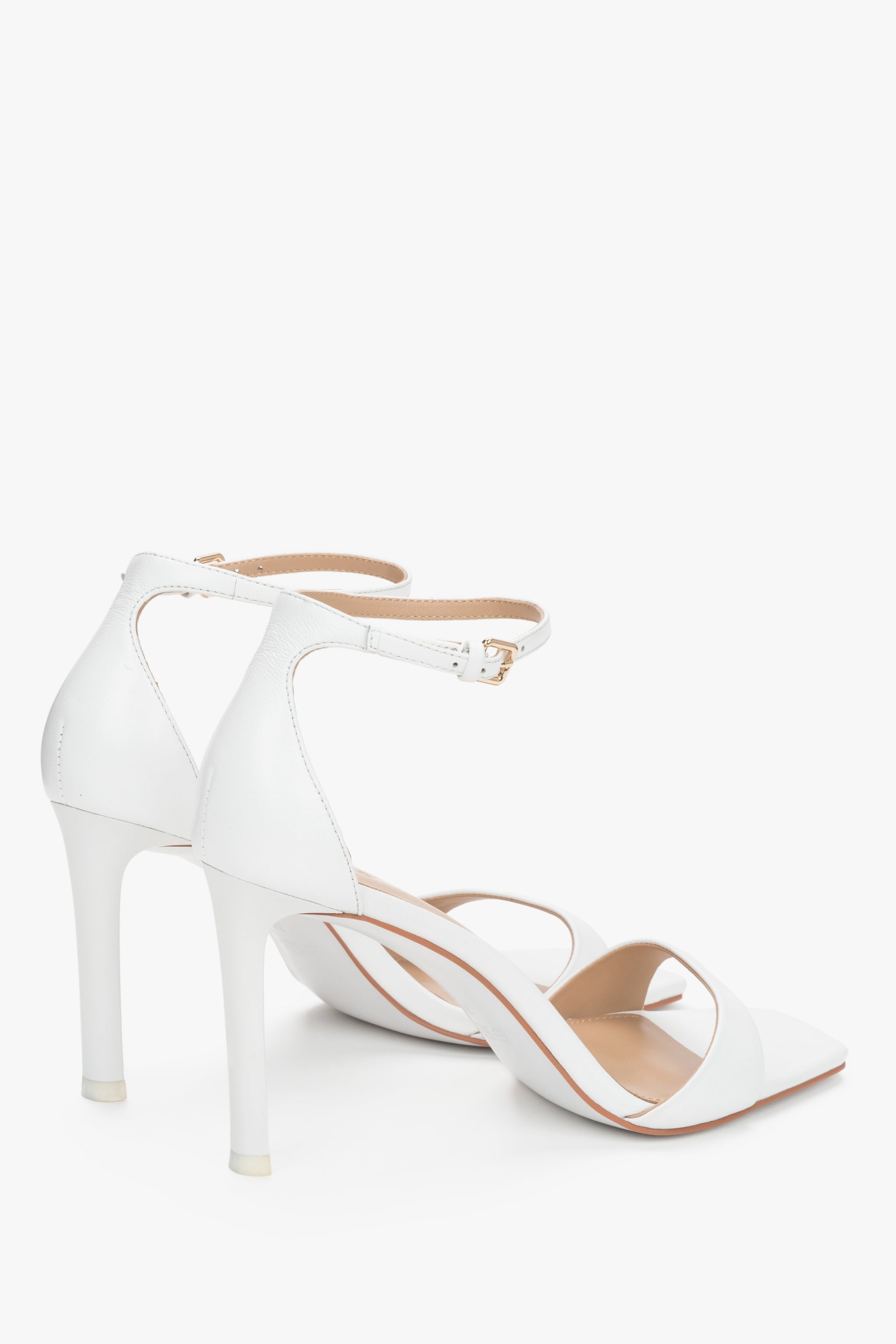 Weiße Damen-Sandalen aus Leder in schräger Seitenansicht mit Schnalle