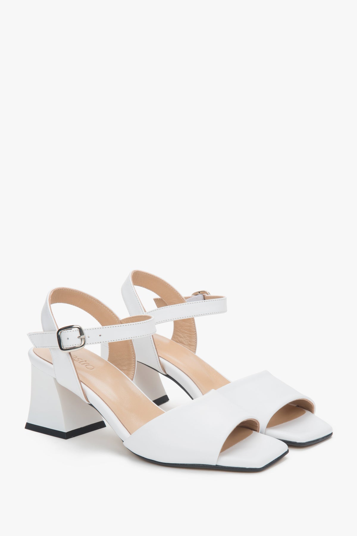 Schrägansicht des Paares weißer Ledersandalen mit stabiler Passform