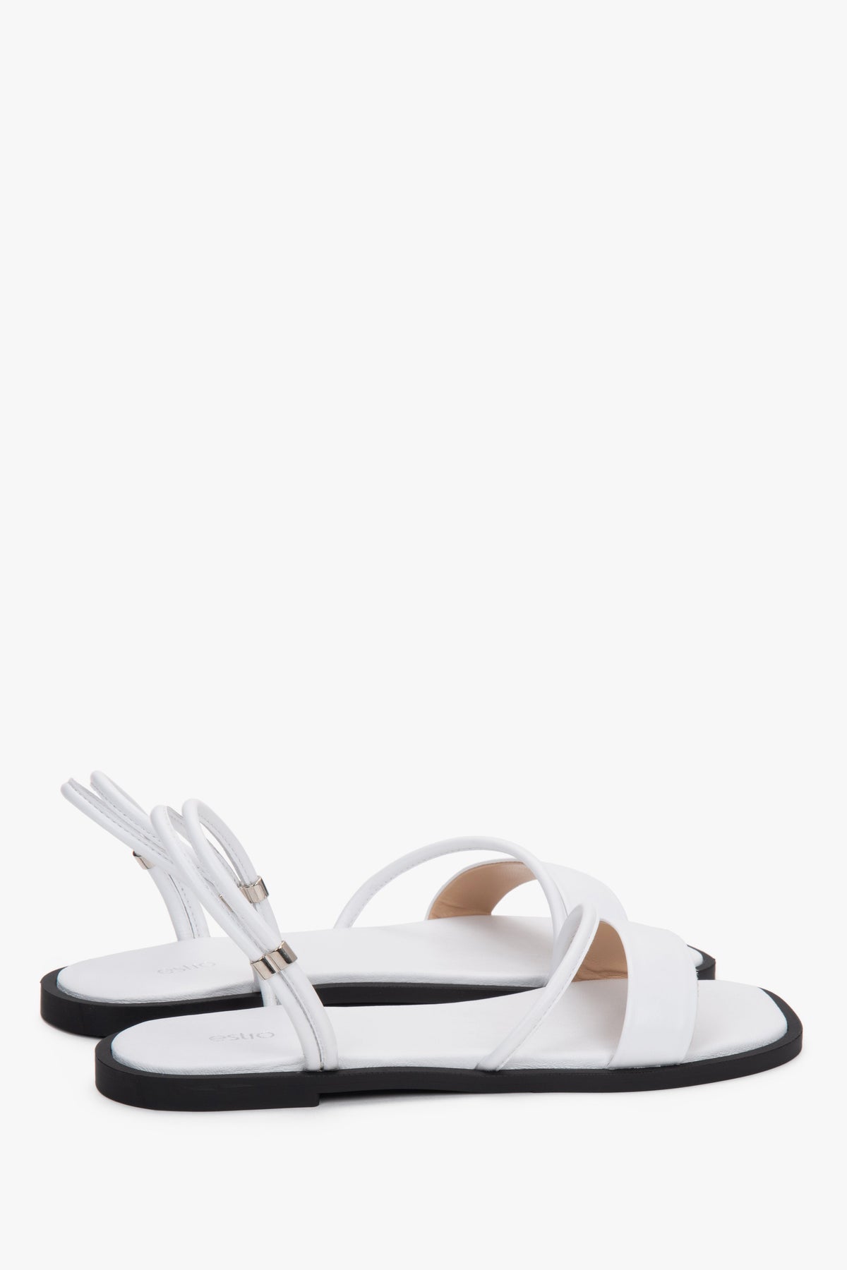 Weiße Damen-Sandalen aus Leder als Paar in schräger Seitenansicht