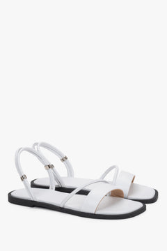 Weiße Damen-Sandalen aus Leder in schräger Vorderansicht mit silberfarbenen Details