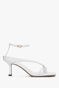 Weiße Damen-Sandalen aus Leder in Zehensteg-Optik von Estro