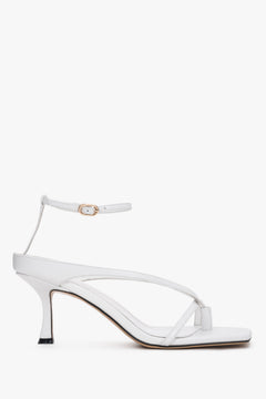 Weiße Damen-Sandalen aus Leder in Zehensteg-Optik von Estro