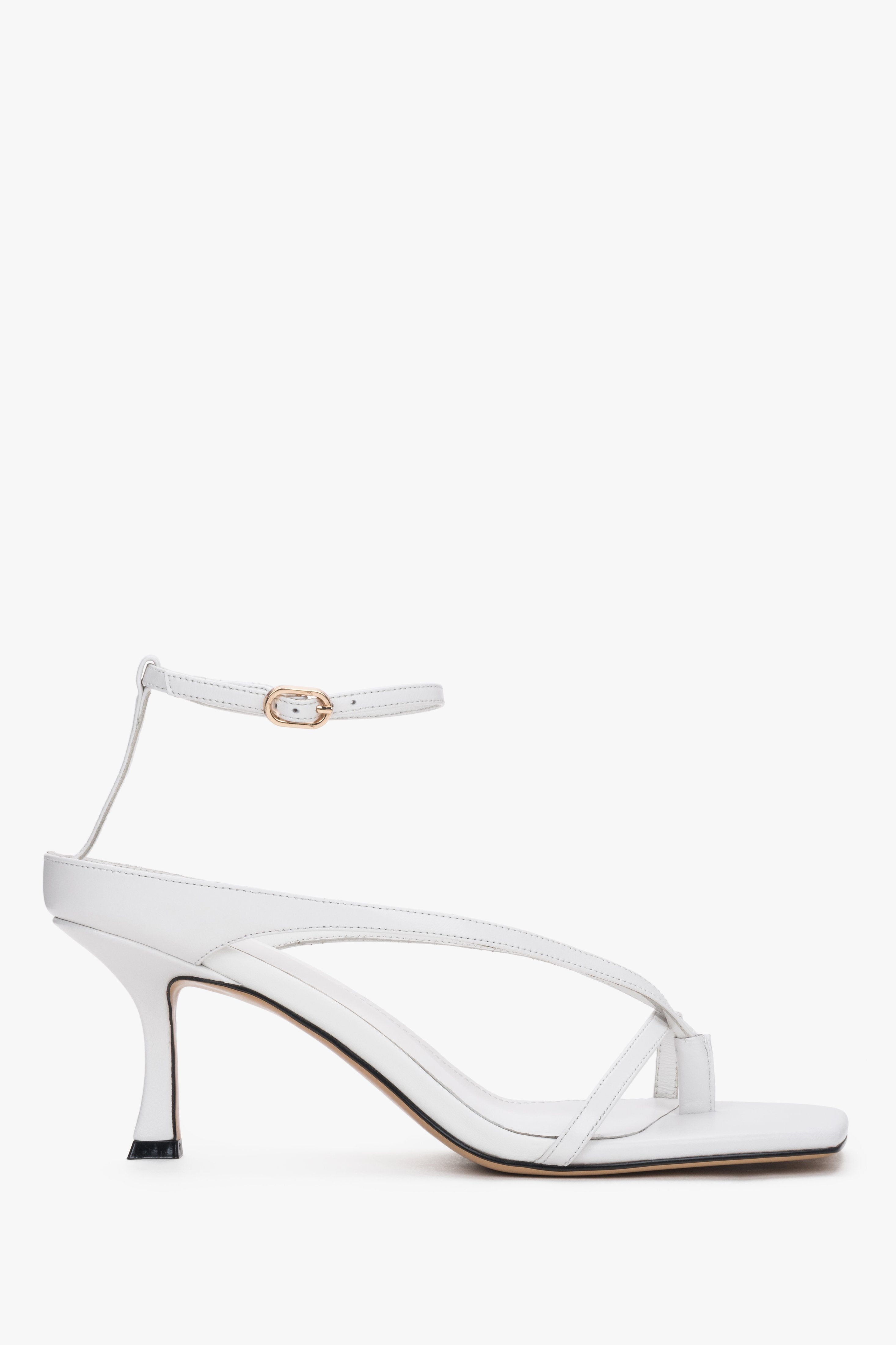Weiße Damen-Sandalen aus Leder in Zehensteg-Optik von Estro