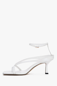 Weiße Damen-Sandalen mit feinen Riemen und Schnalle
