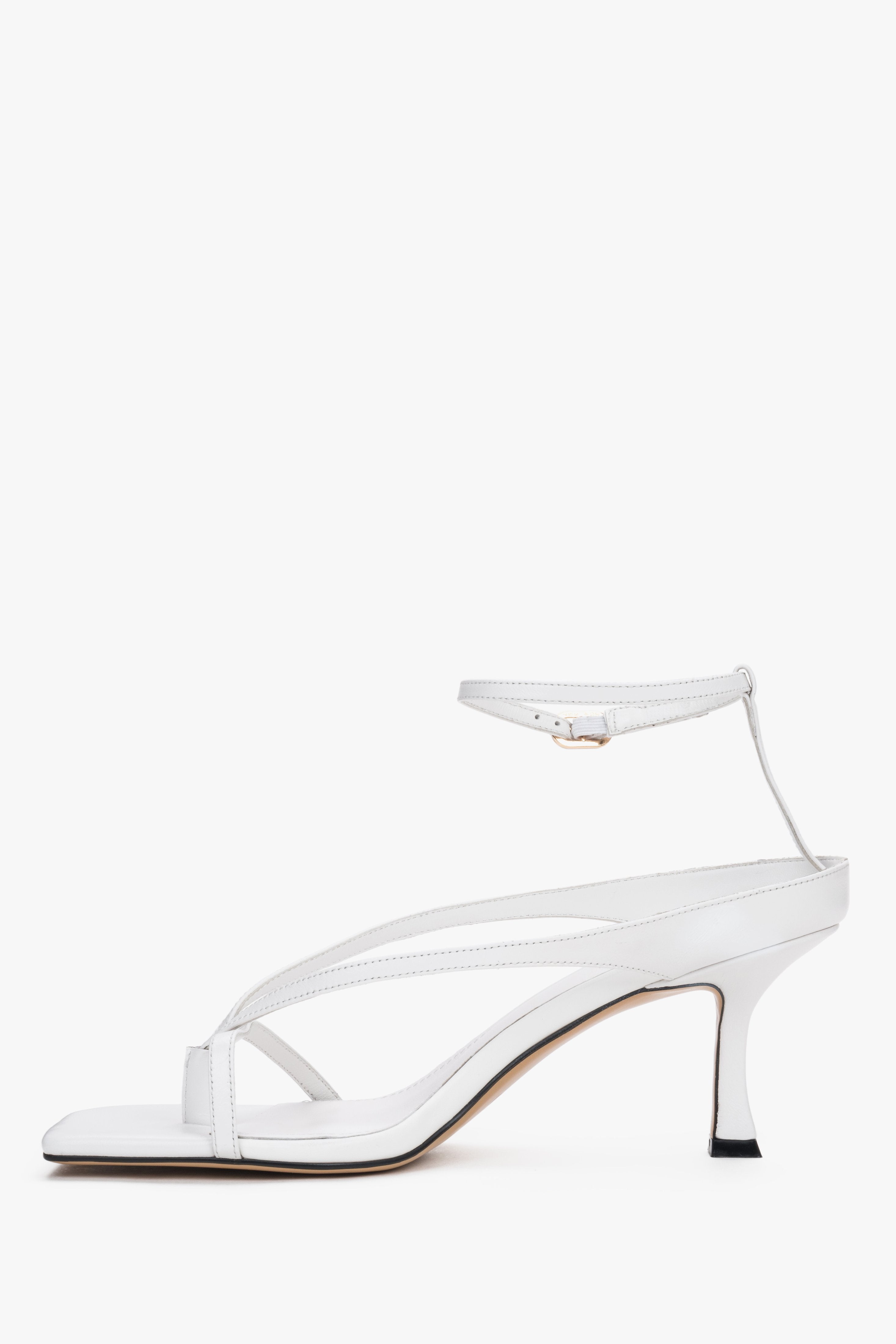 Weiße Damen-Sandalen mit feinen Riemen und Schnalle