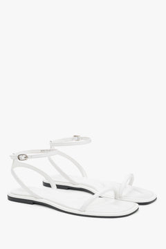 Weiße flache Damen Sandalen mit silberner Schnalle von Estro