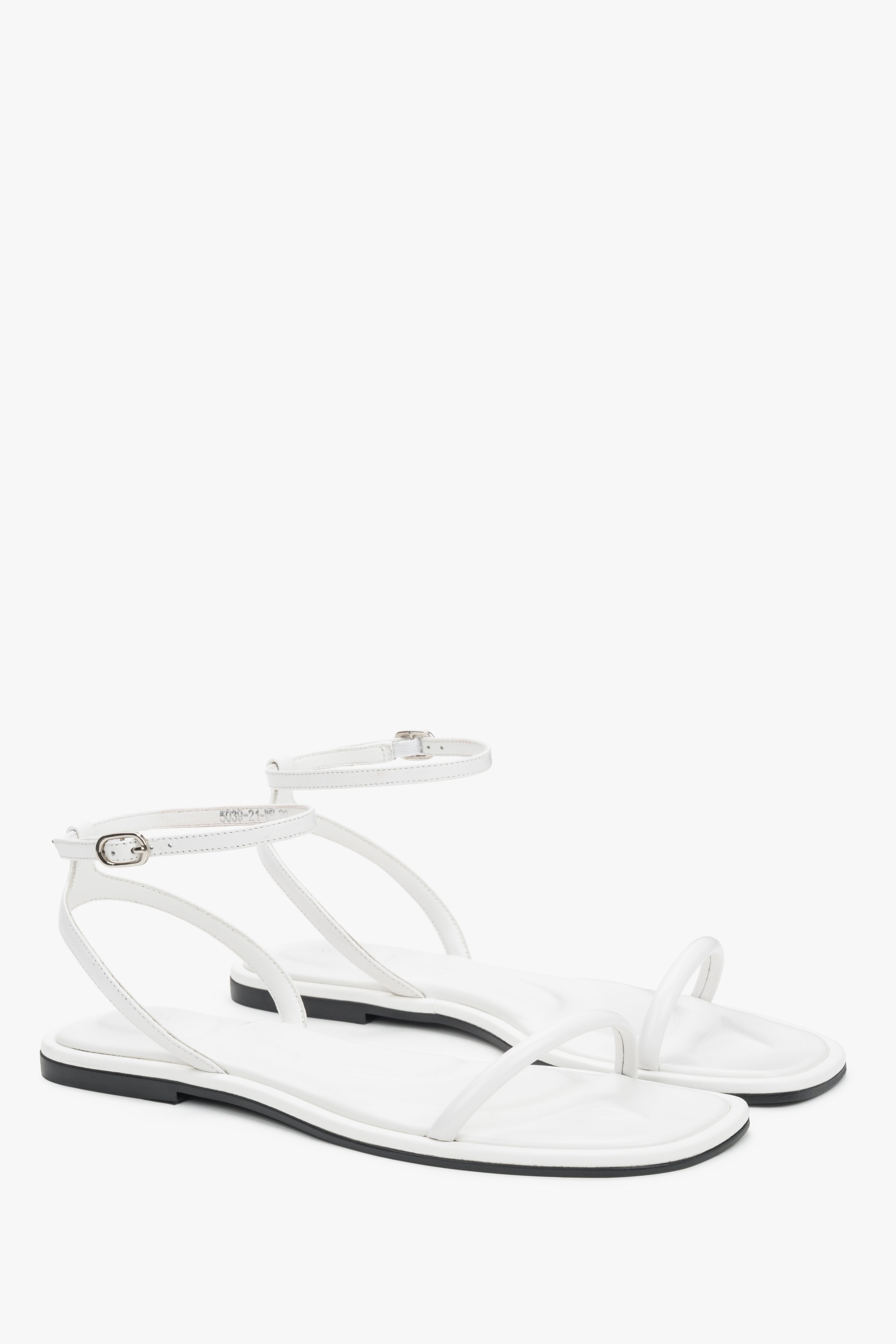 Weiße flache Damen Sandalen mit silberner Schnalle von Estro