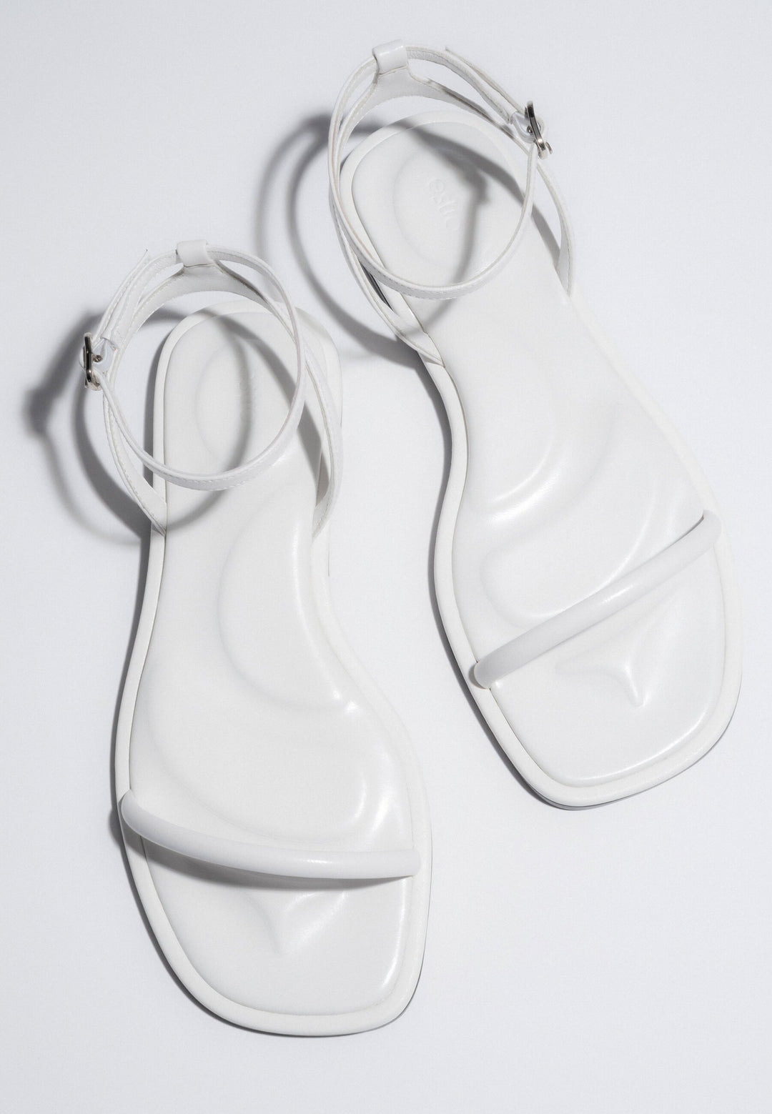 Weiße Damen Sandalen aus Leder mit flacher Sohle Estro ER00119694.