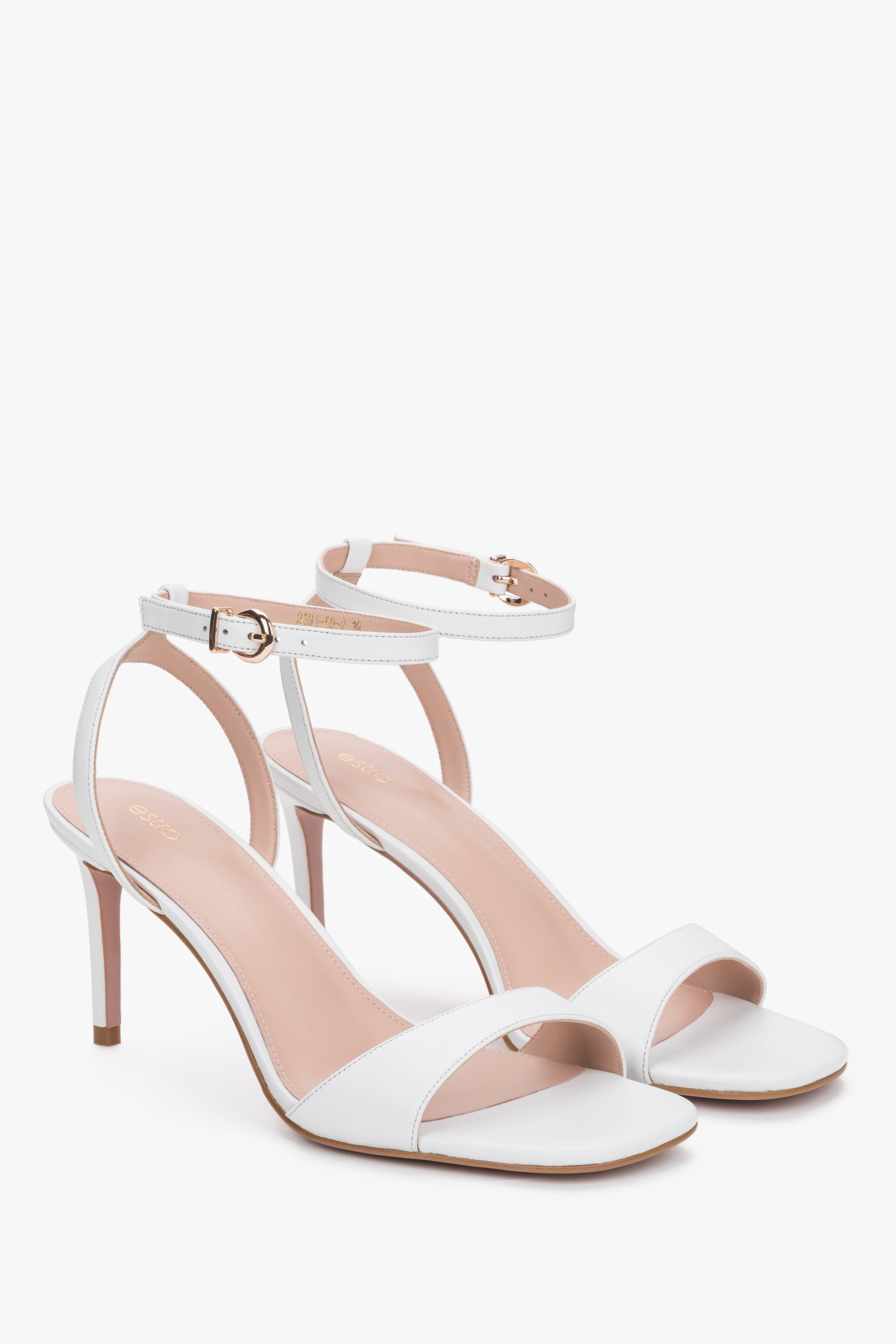 Schräge Paaransicht der luxuriösen Sommerschuhe in Weiß von Estro.