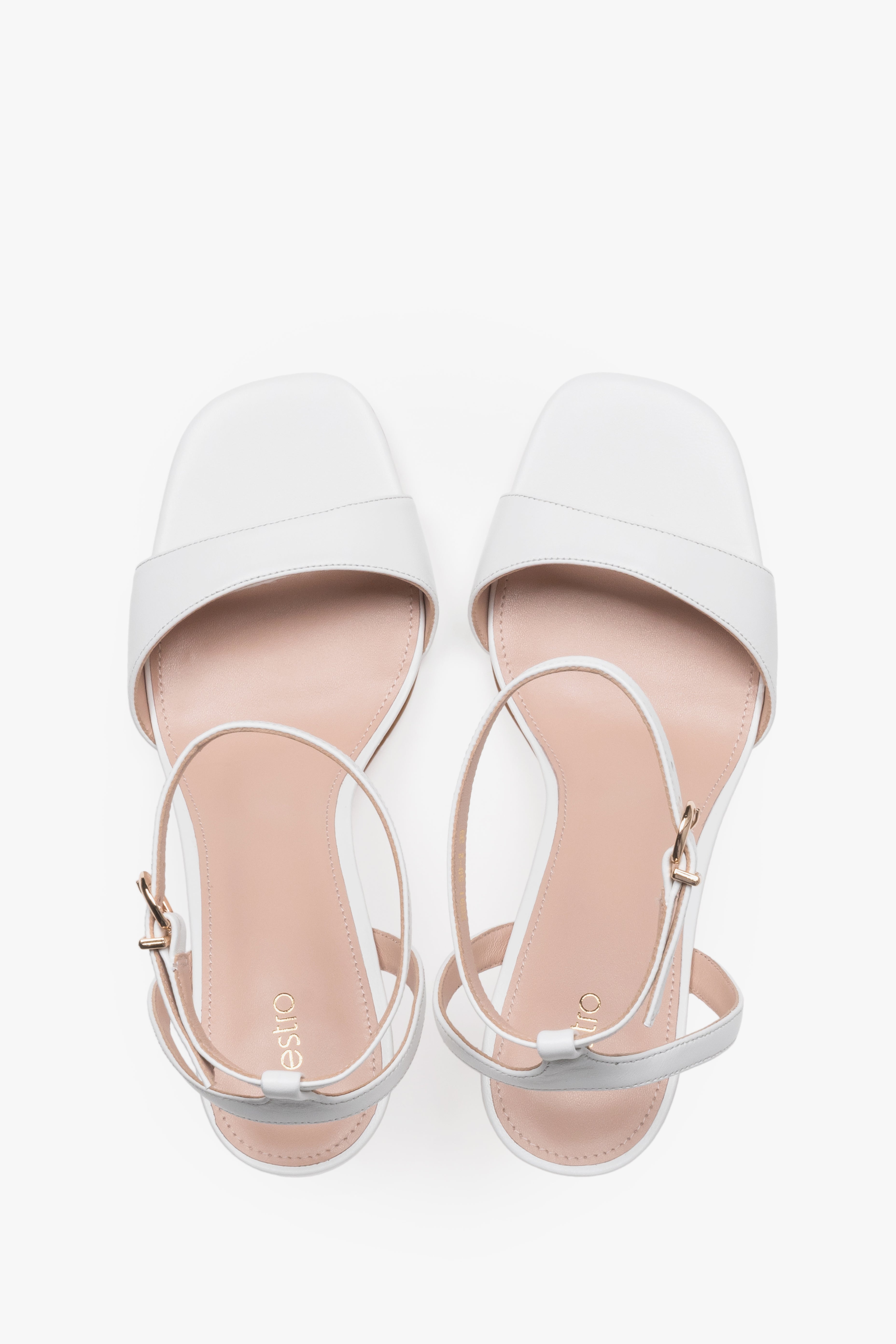 Draufsicht auf das Paar Sandalen, die die Innensohle aus weichem Chevro-Leder zeigt.