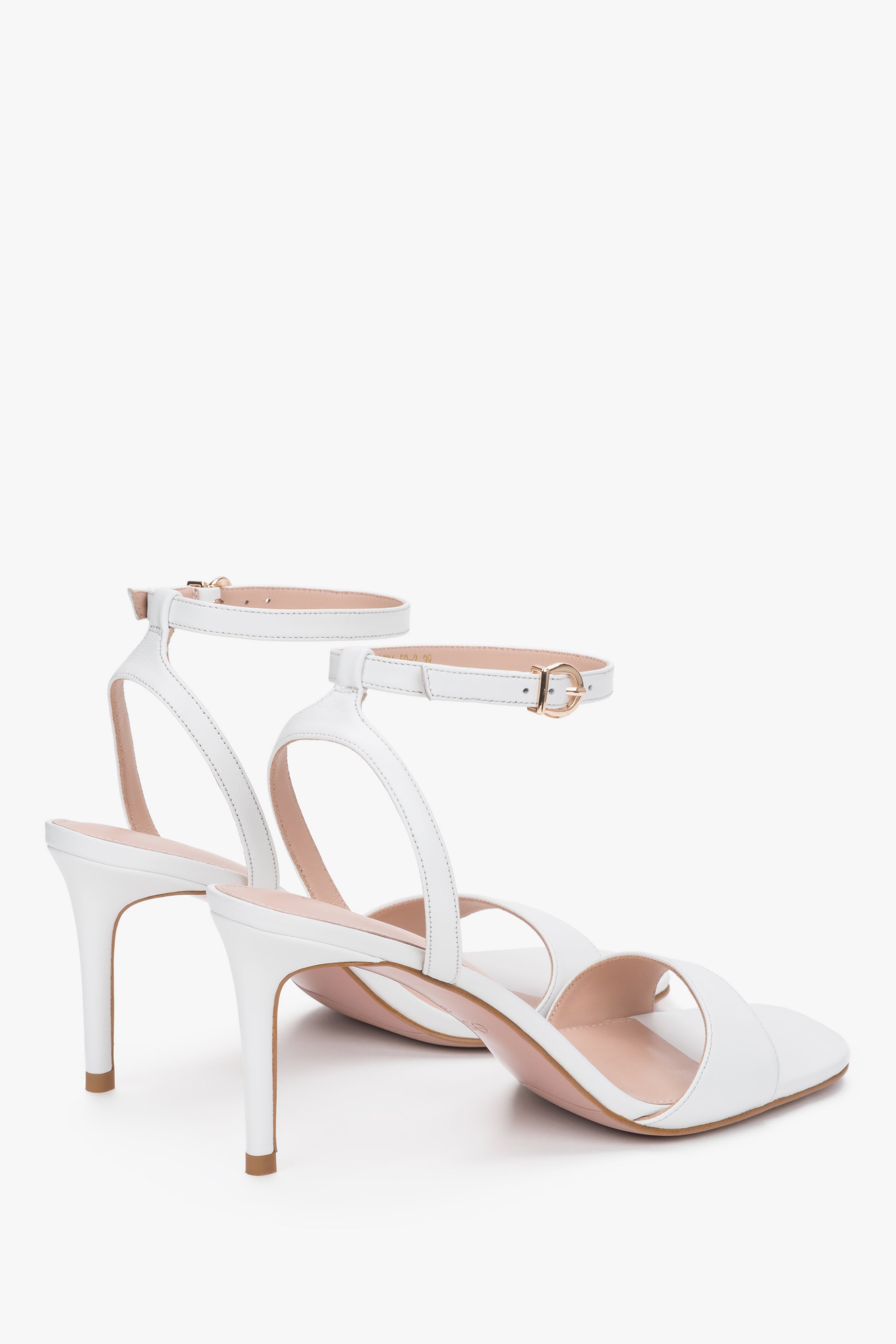 Andere schräge Ansicht der eleganten Sandalen für stilvolle Anlässe.