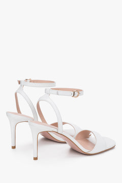 Andere schräge Ansicht der eleganten Sandalen für stilvolle Anlässe.