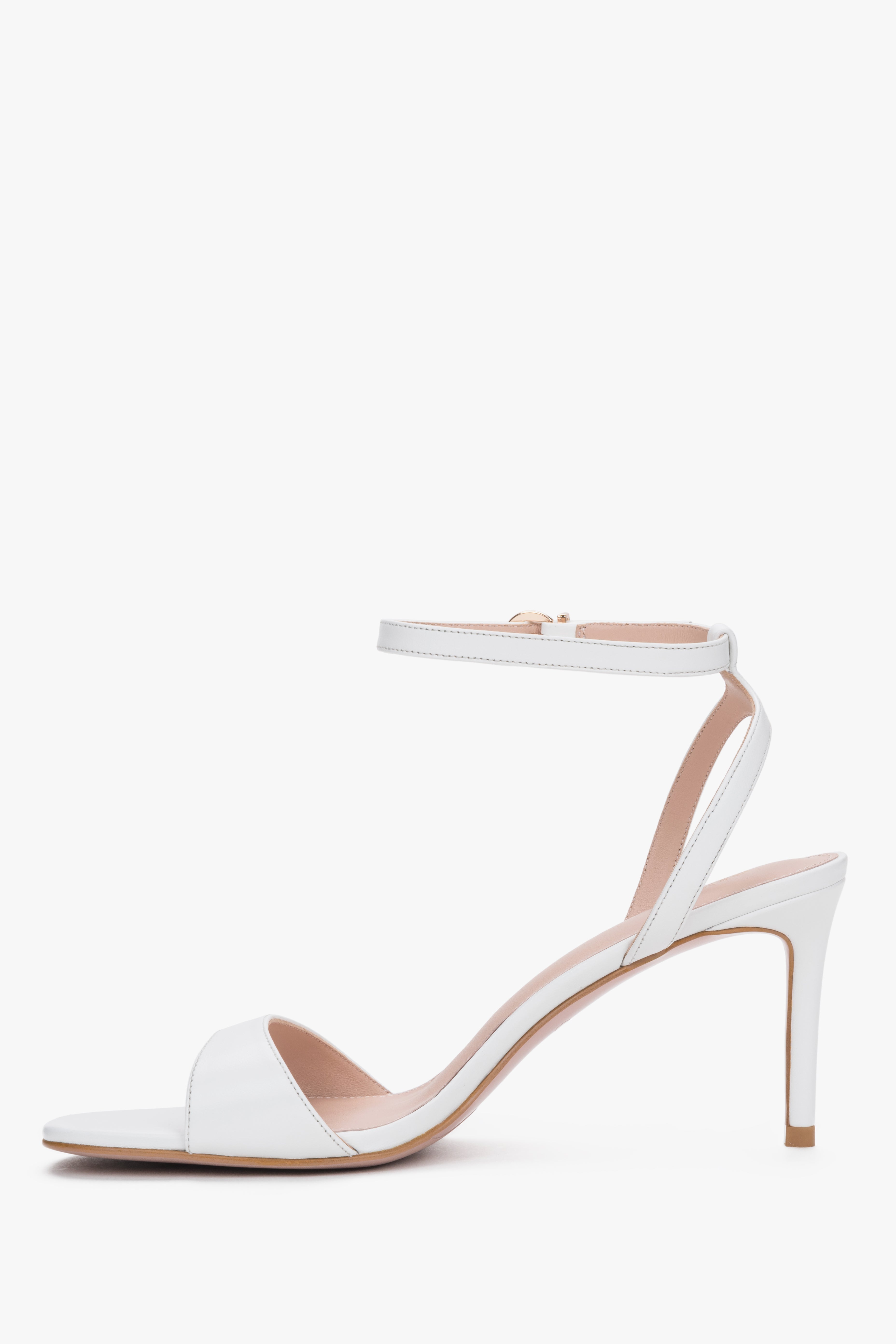 Profilansicht des gut ausbalancierten 8 cm hohen Stilettoabsatzes in Weiß.