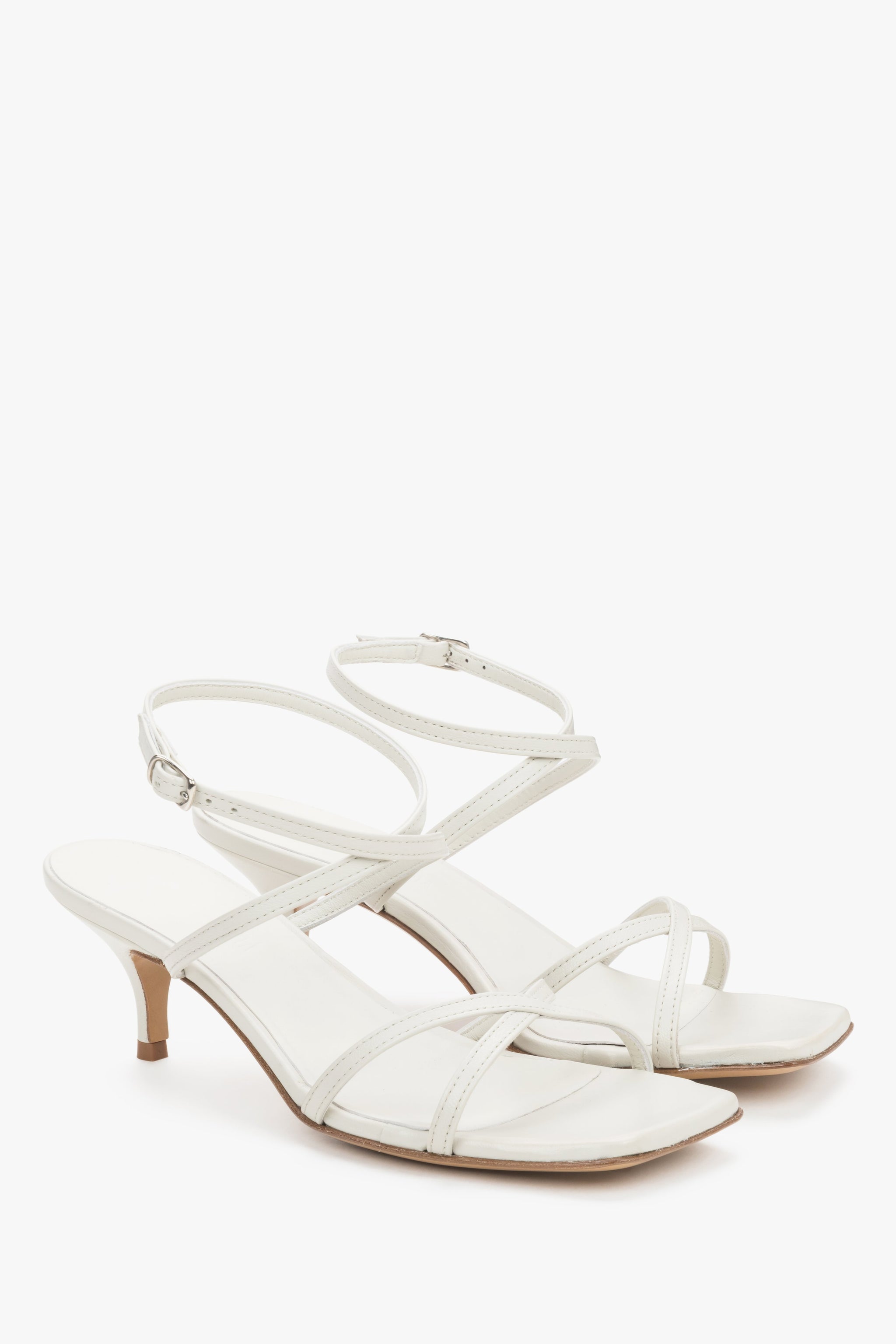 Elegante weiße Sandaletten mit gekreuzten Riemen für Damen