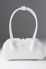 Frontalansicht der weißen Damen-Schultertasche aus glänzendem Lackleder.
